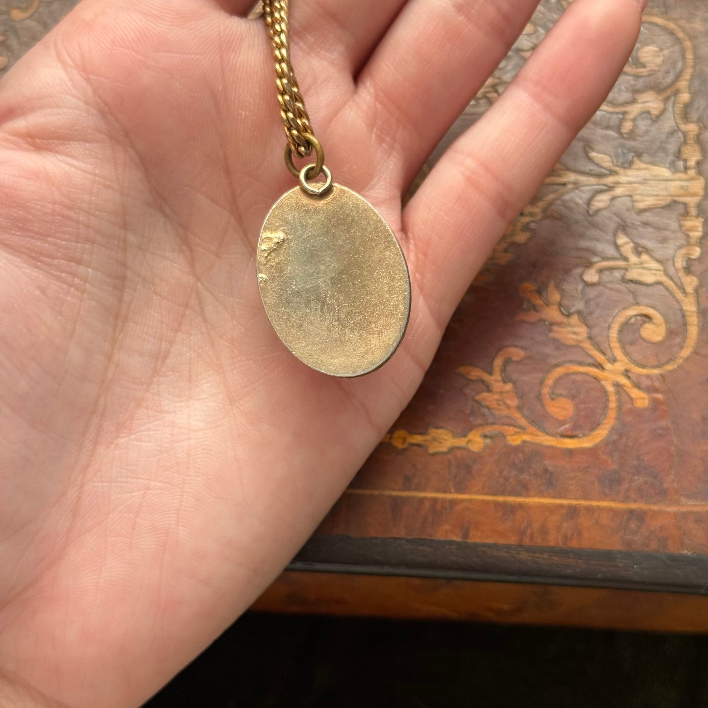 Vintage Brass Detailed Shell Cameo Pendant Necklace
