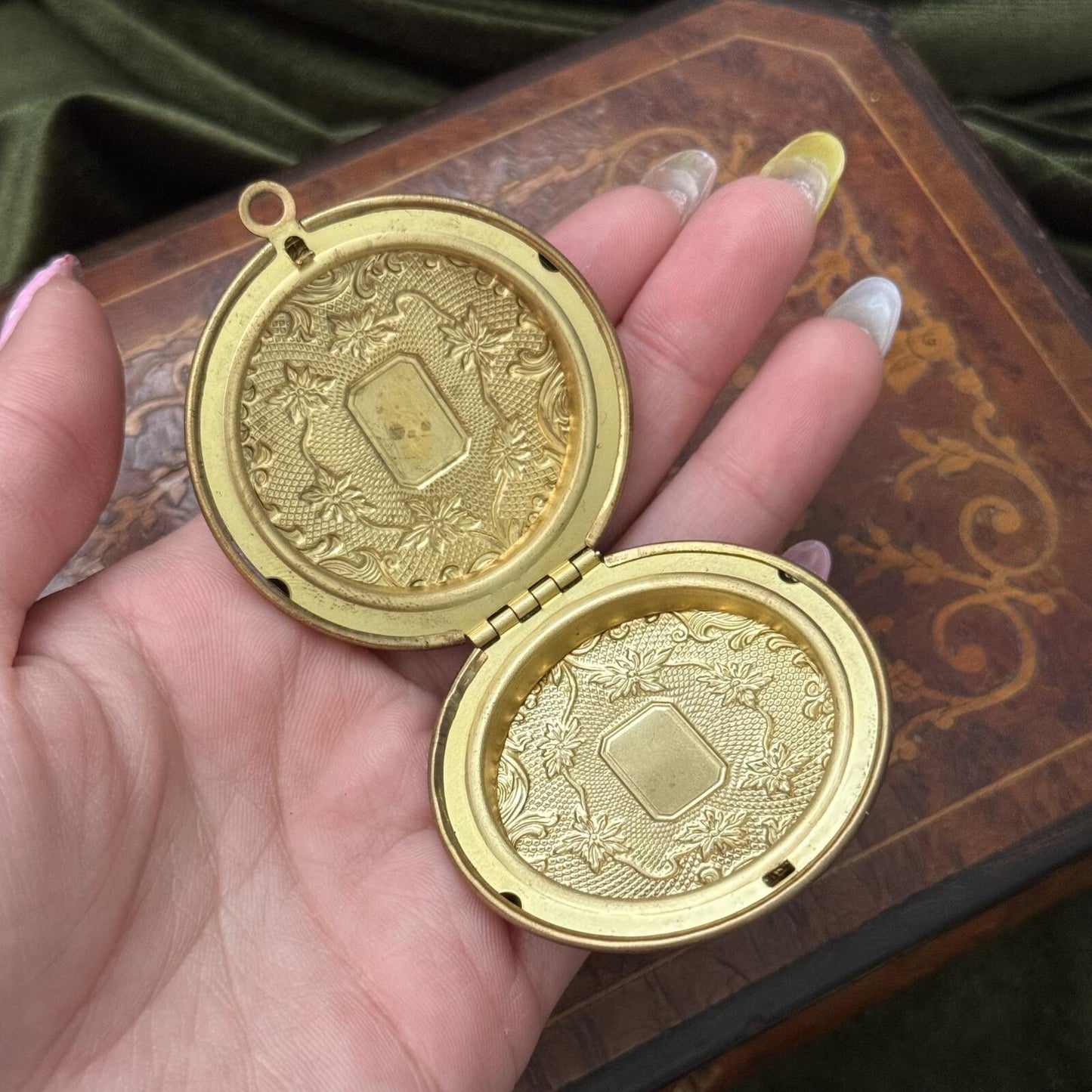 Vintage Style Gold Tone Intricate Detail Locket Pendant