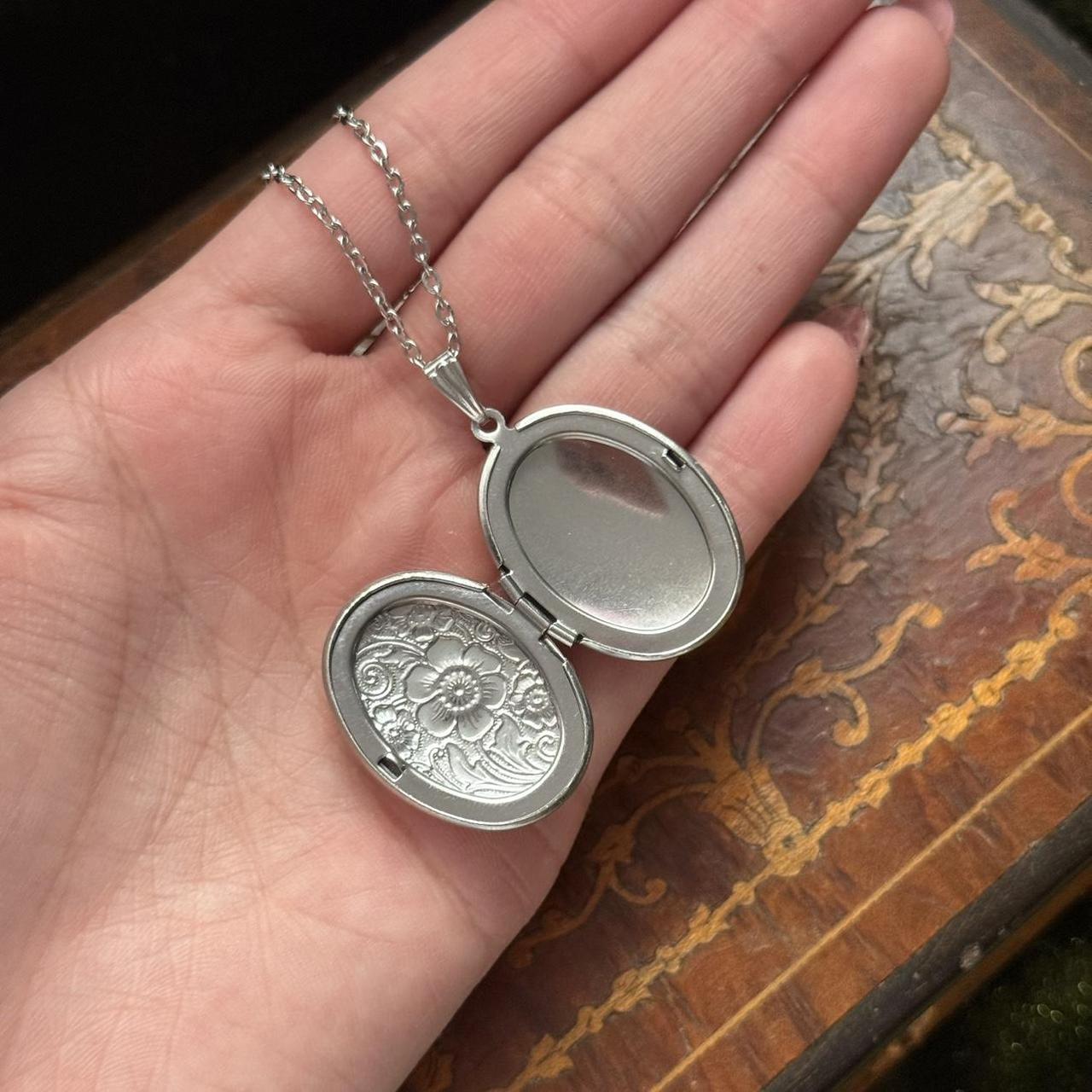 Vintage Style Silver Tone Oval Locket Necklace