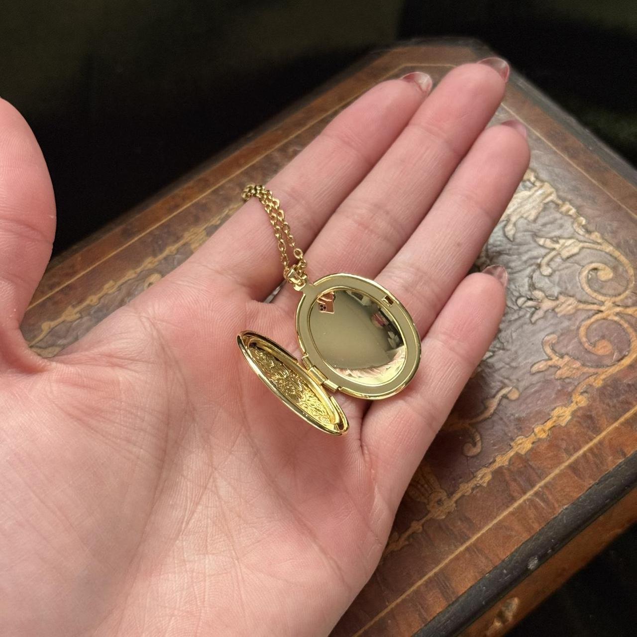 Vintage Style Gold Tone Oval Locket Necklace