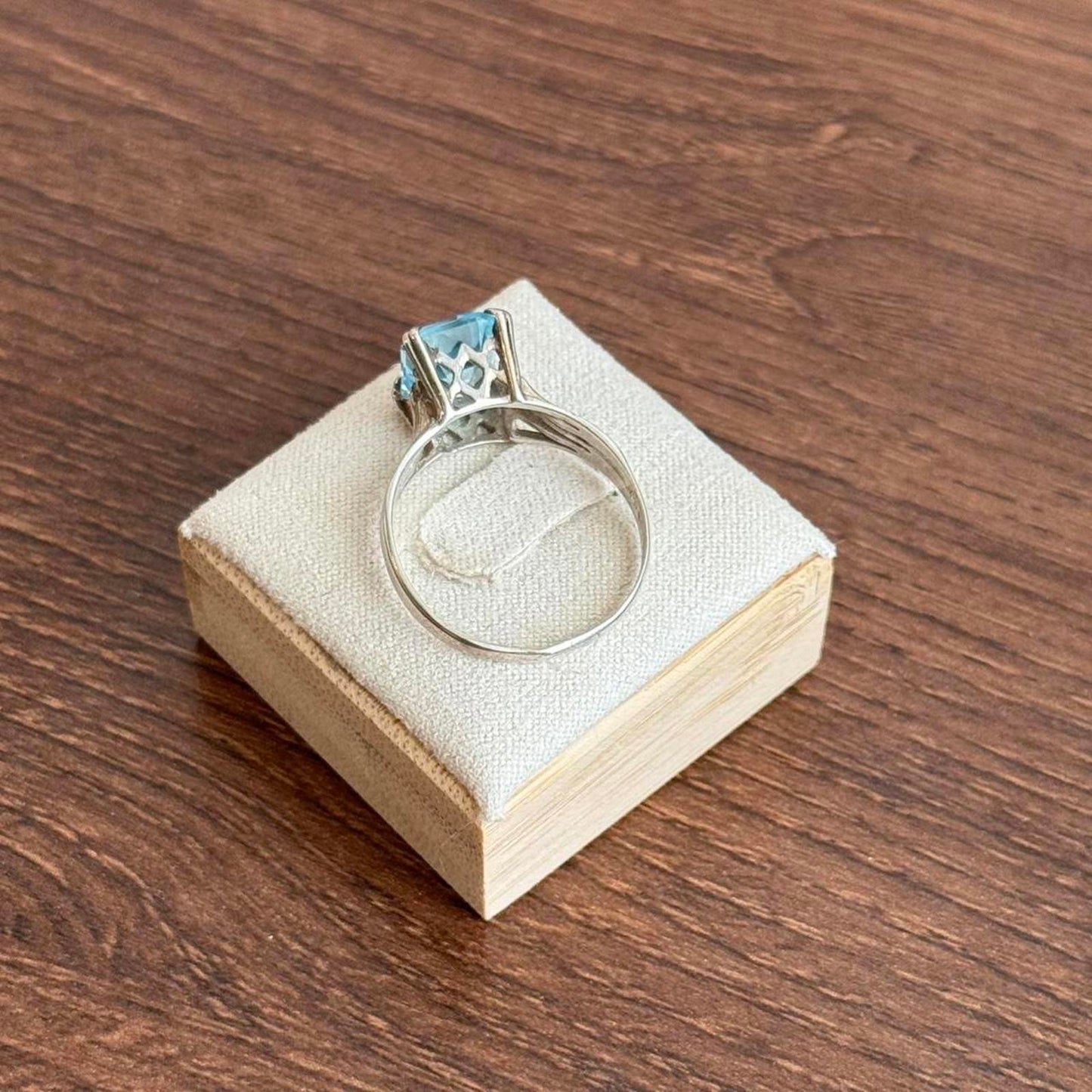 Sterling silver blue topaz ring