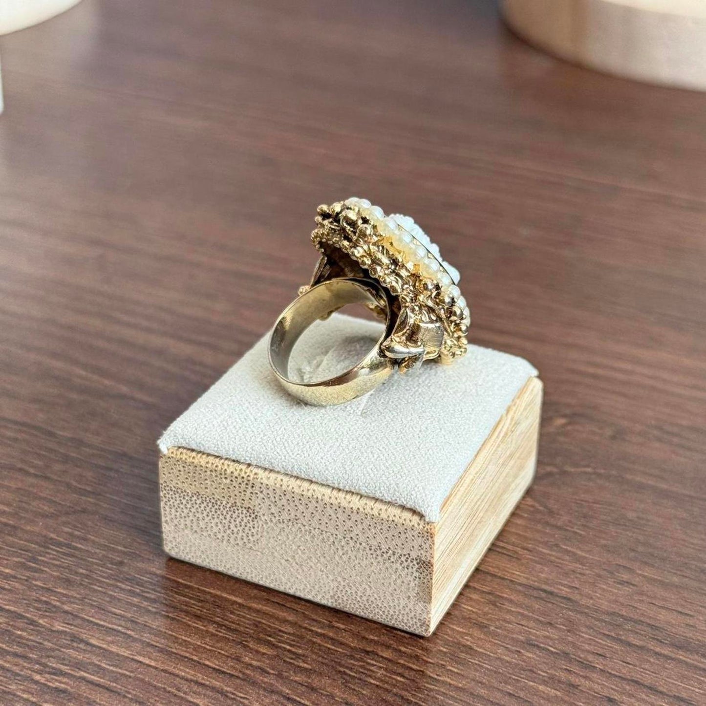 Vintage cameo ring with pearls details