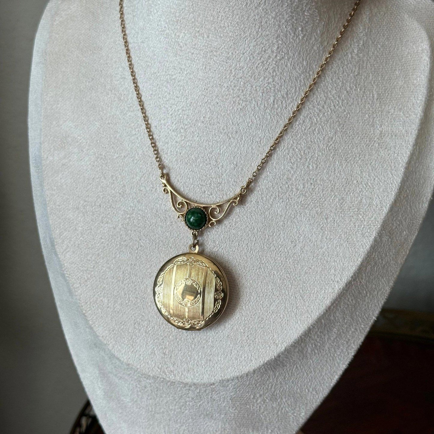 Vintage Sarah Coventry 1976 Memories Locket Green Cabochon Gold Tone Necklace