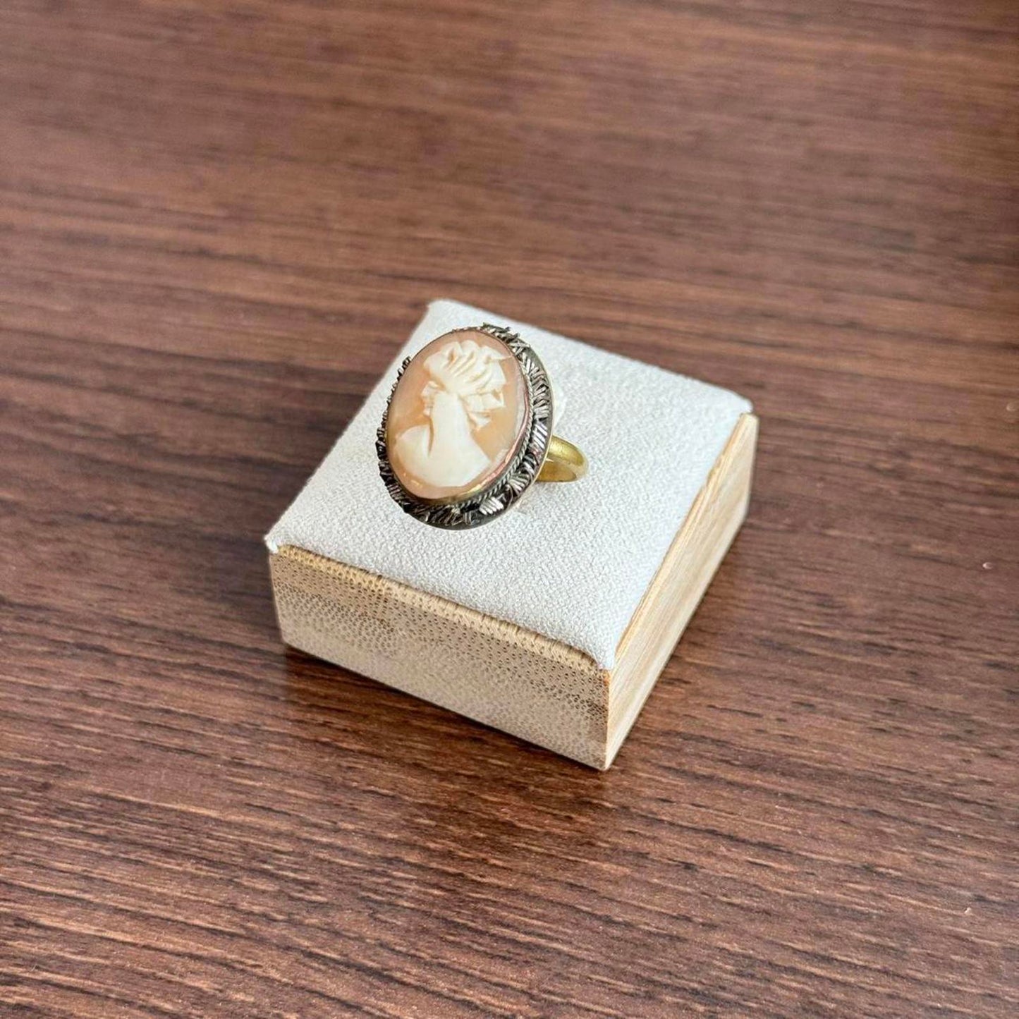 Vintage Shell Cream and brown cameo ring