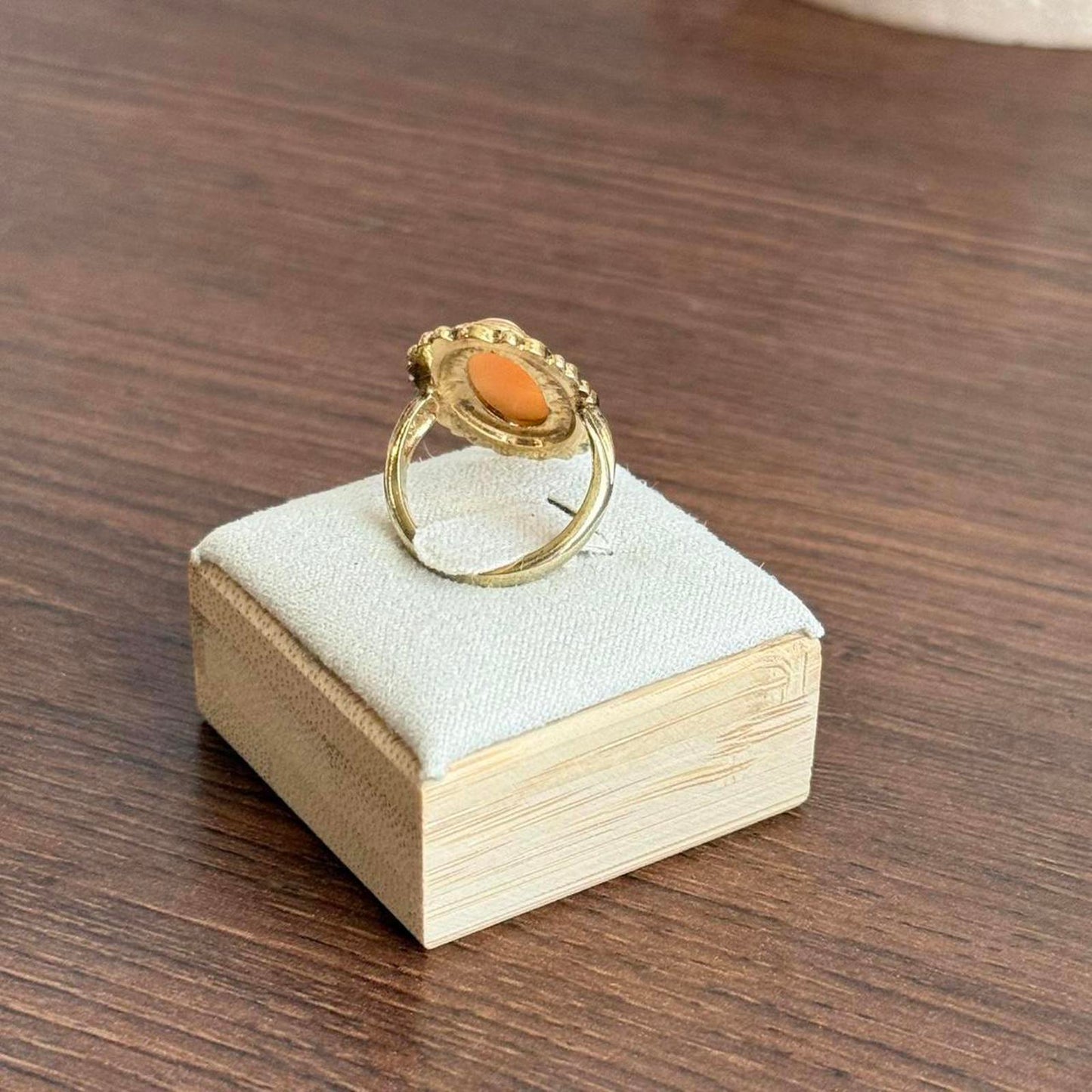 Vintage Cream shell cameo ring gold tone