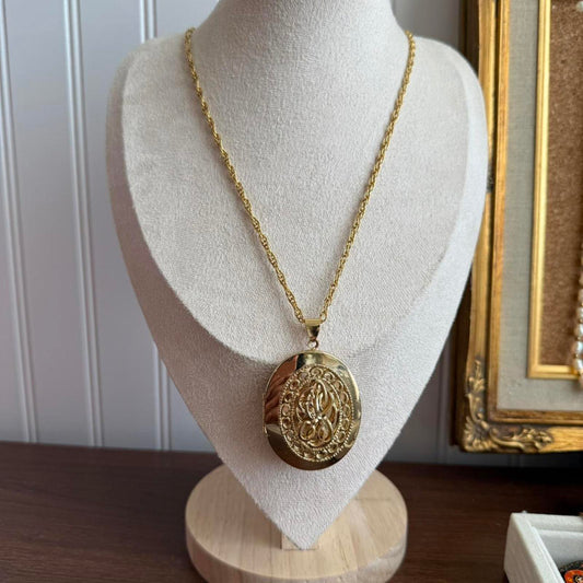 Vintage Large Gold tone locket necklace with 18" chain jewellery