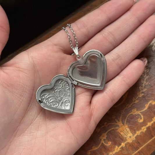 Vintage Style Silver Tone Detailed Heart Locket Necklace