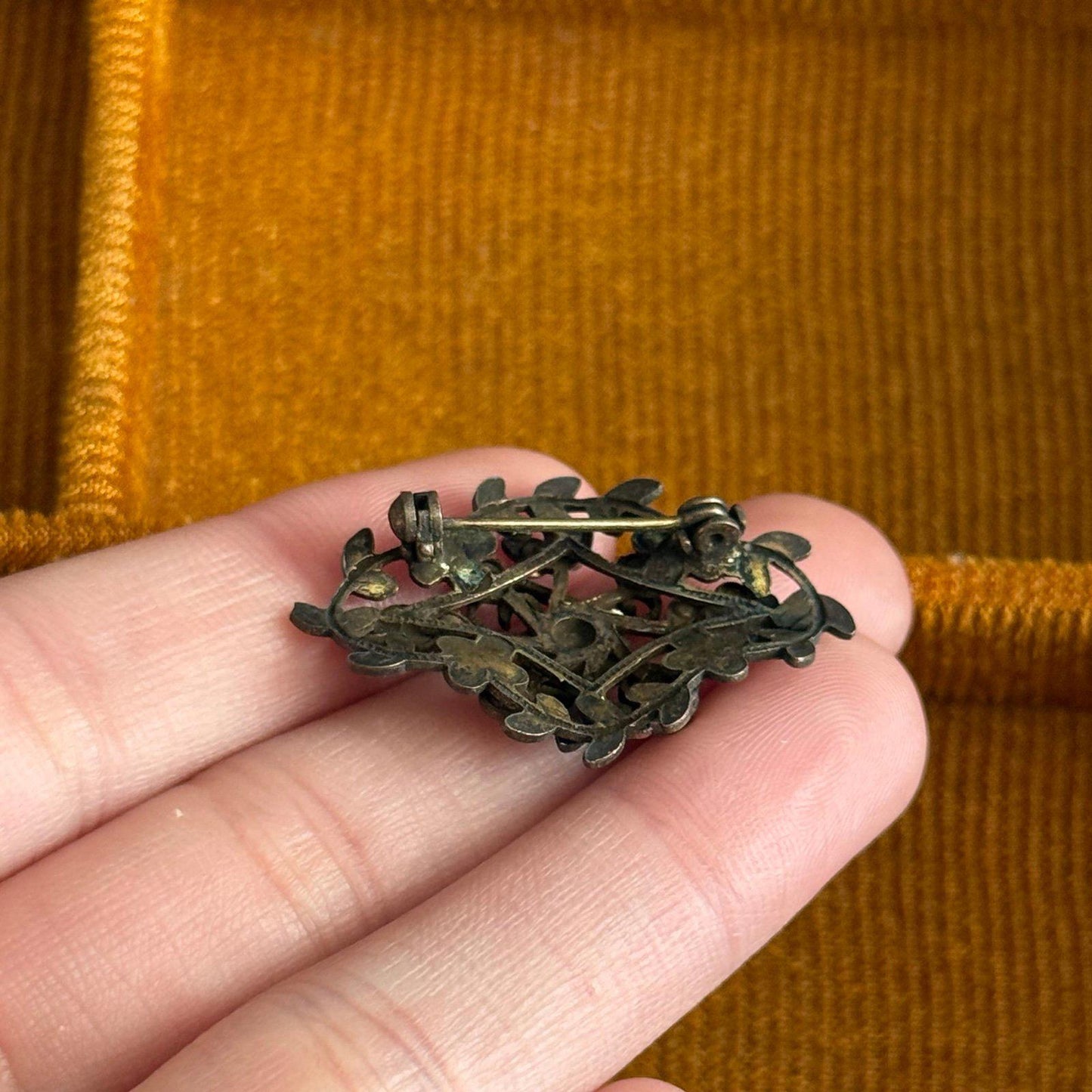 Victorian-style Brooch with flower details