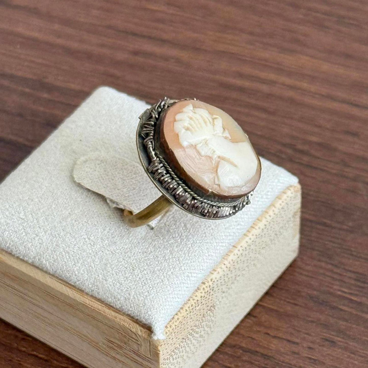 Vintage Shell Cream and brown cameo ring