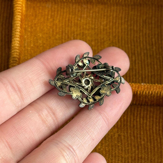 Victorian-style Brooch with flower details