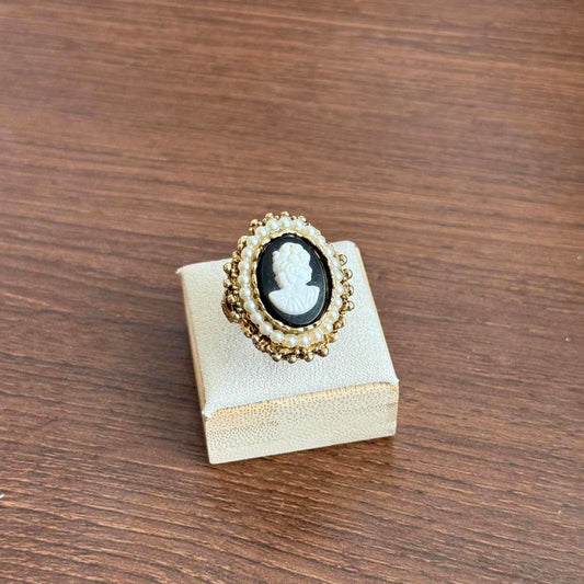 Vintage cameo ring with pearls details