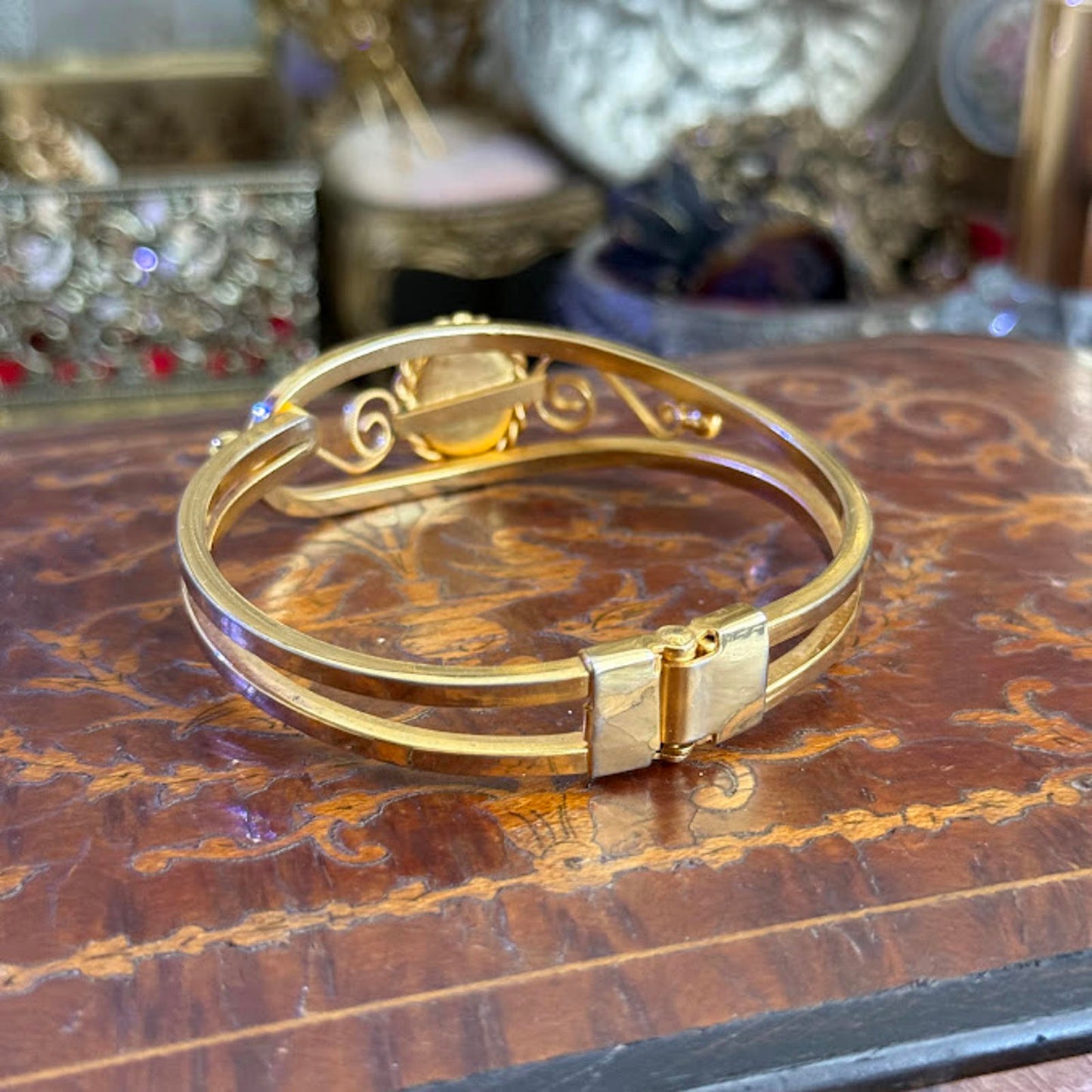 Vintage Gold Tone Shell Cameo Hinged Bracelet Bangle