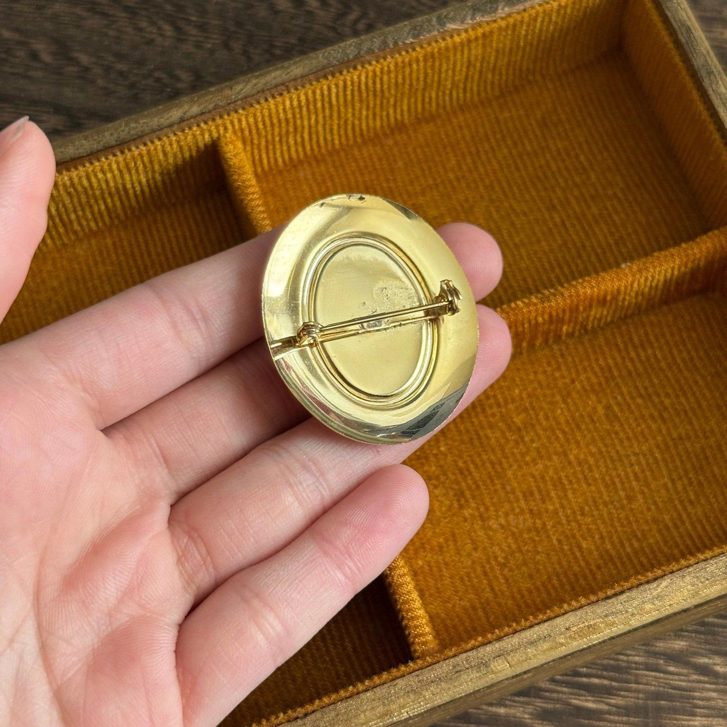 Vintage Style gold tone resin cameo brooch