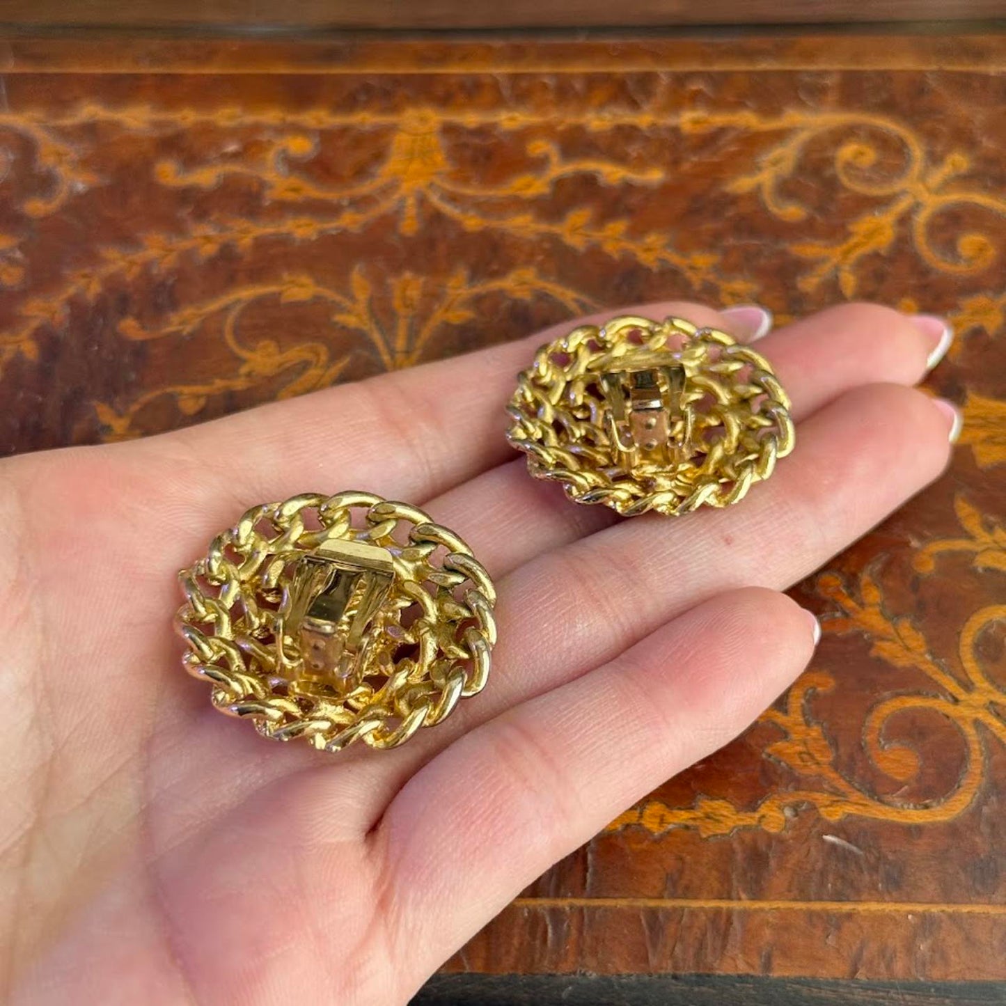 Vintage Round Gold Tone Chain Textured Clip on earrings