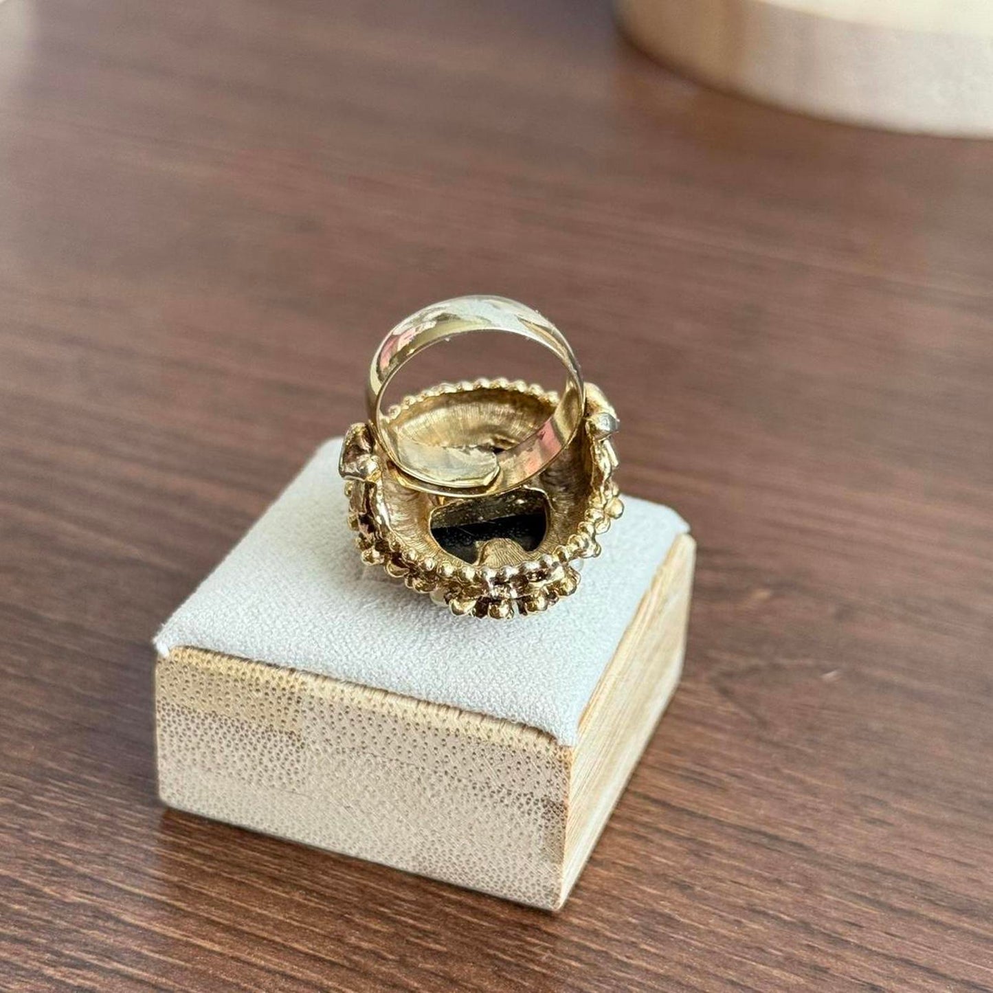 Vintage cameo ring with pearls details