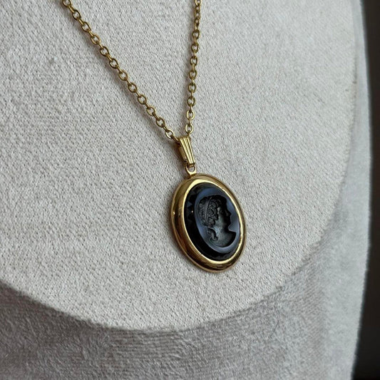 Vintage 1970s Sarah Coventry midnight cameo pendant Necklace