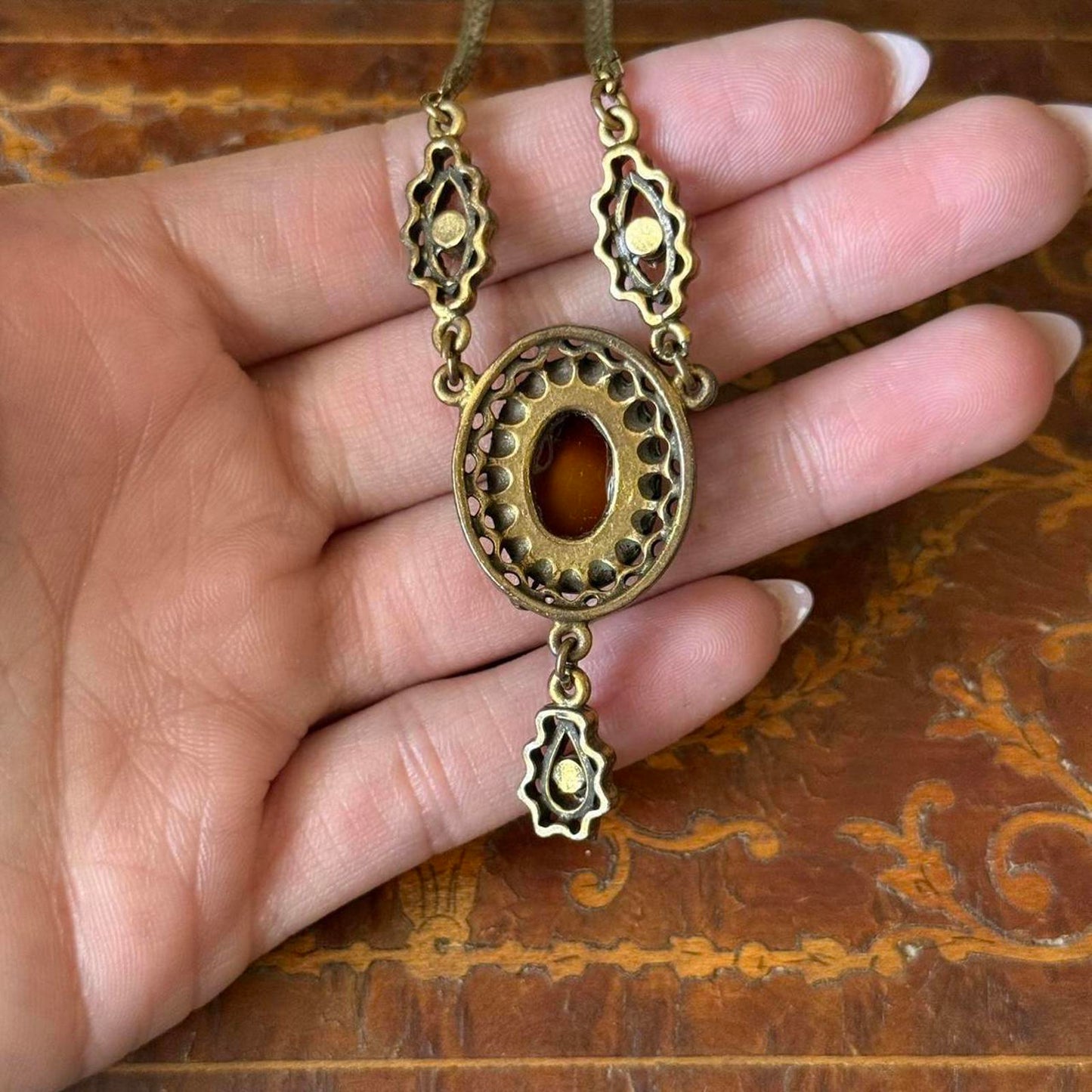 Vintage Victorian Art Deco style Glass Cameo Necklace