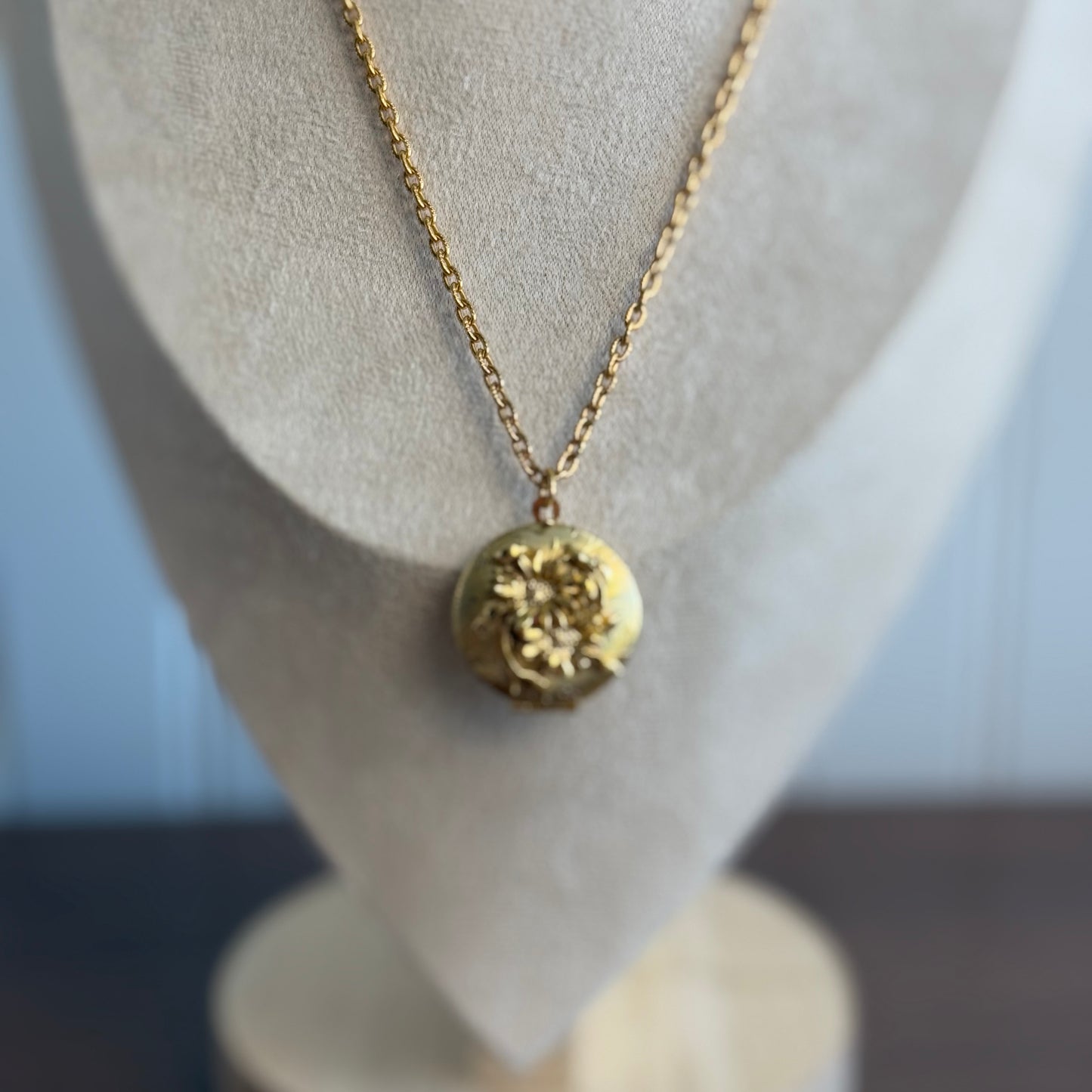 Vintage Flower Detailed gold tone Locket