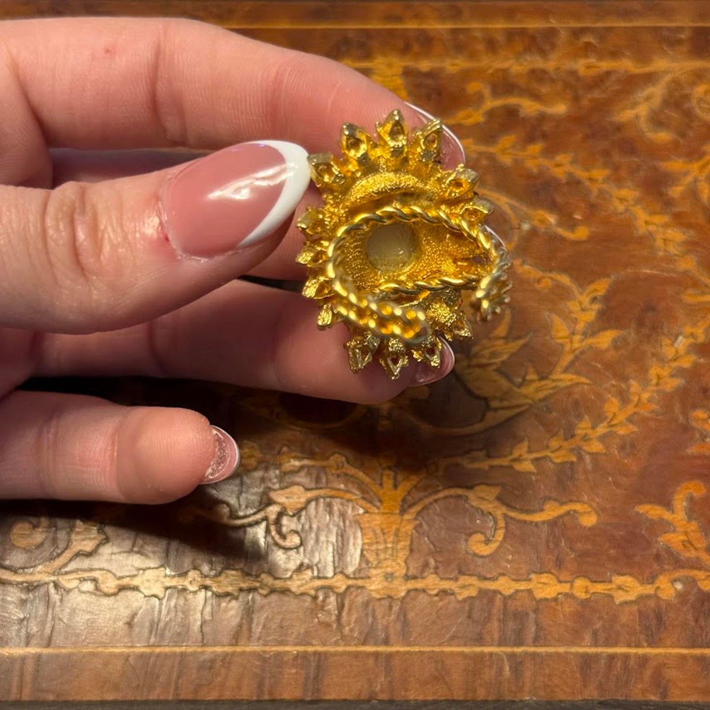 Vintage Faux Cameo glass Gold tone adjustment Ring