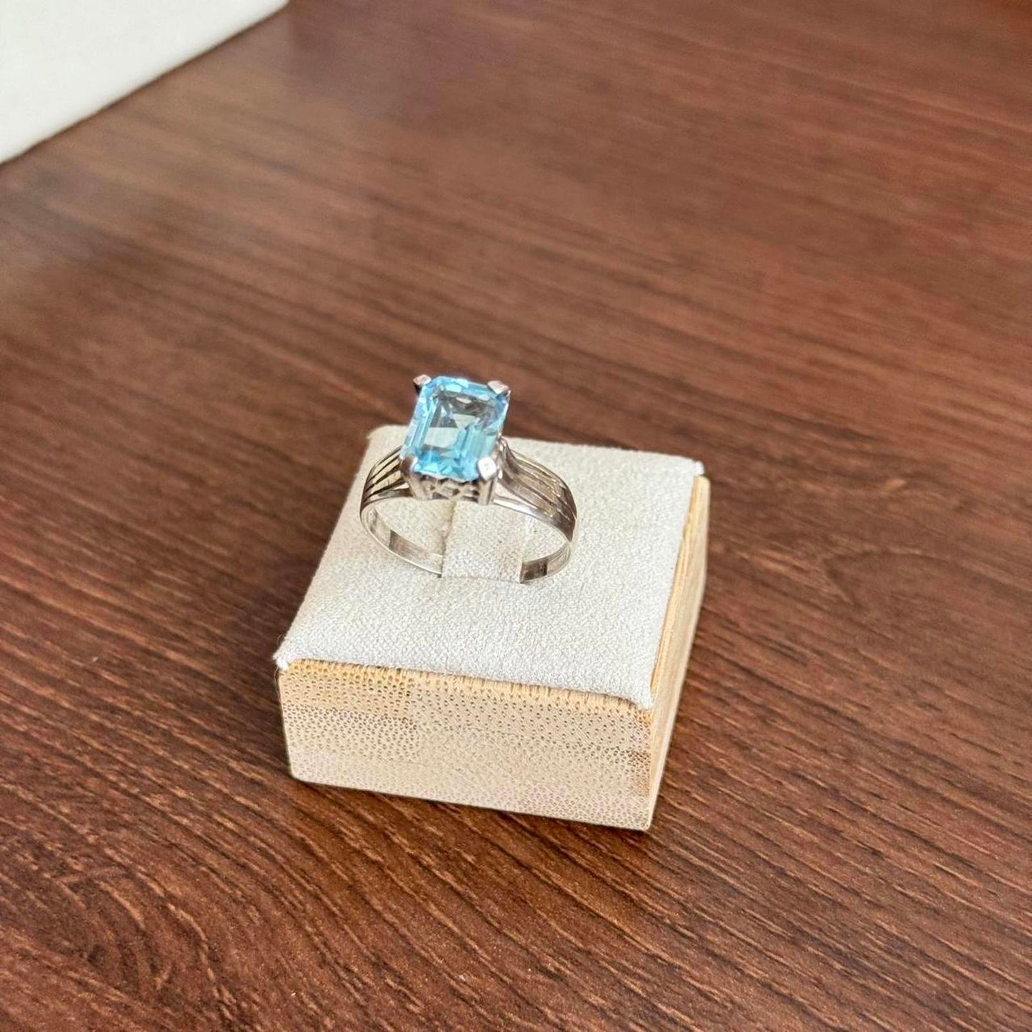 Sterling silver blue topaz ring