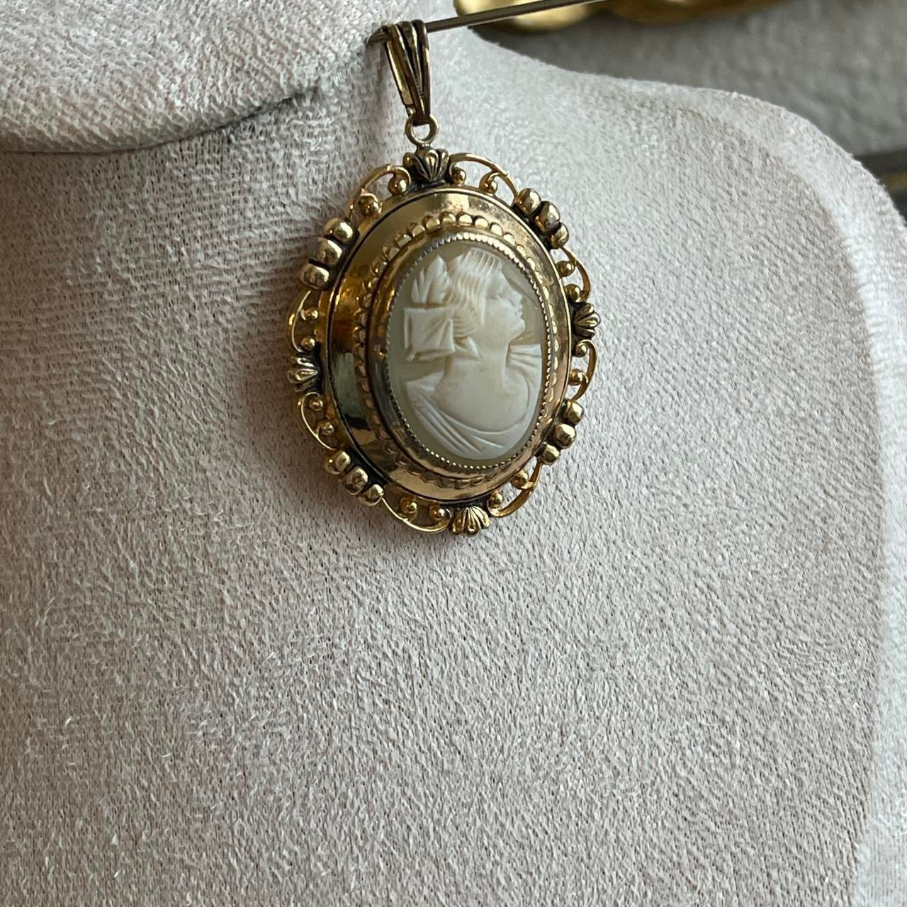 Vintage Gold plated Shell Cameo locket