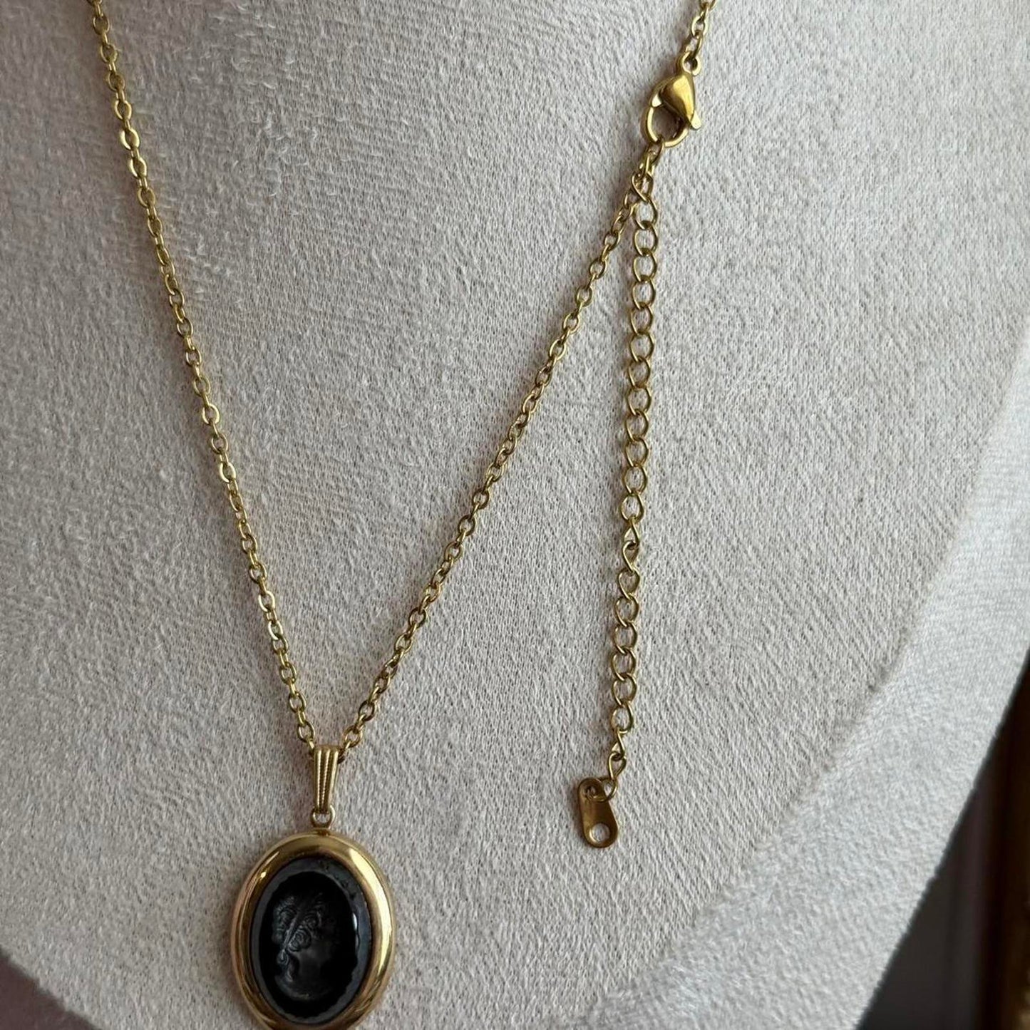 Vintage 1970s Sarah Coventry midnight cameo pendant Necklace
