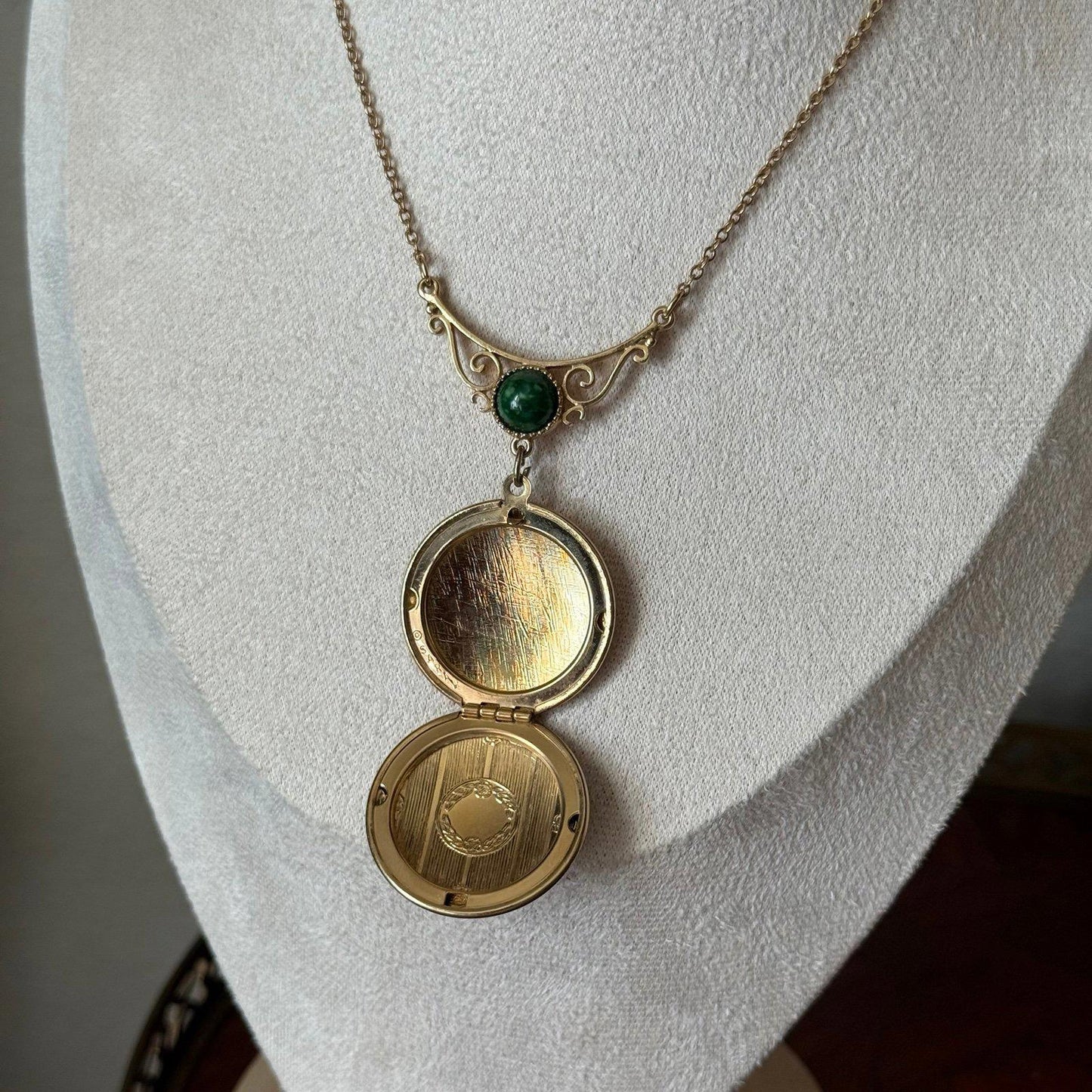 Vintage Sarah Coventry 1976 Memories Locket Green Cabochon Gold Tone Necklace