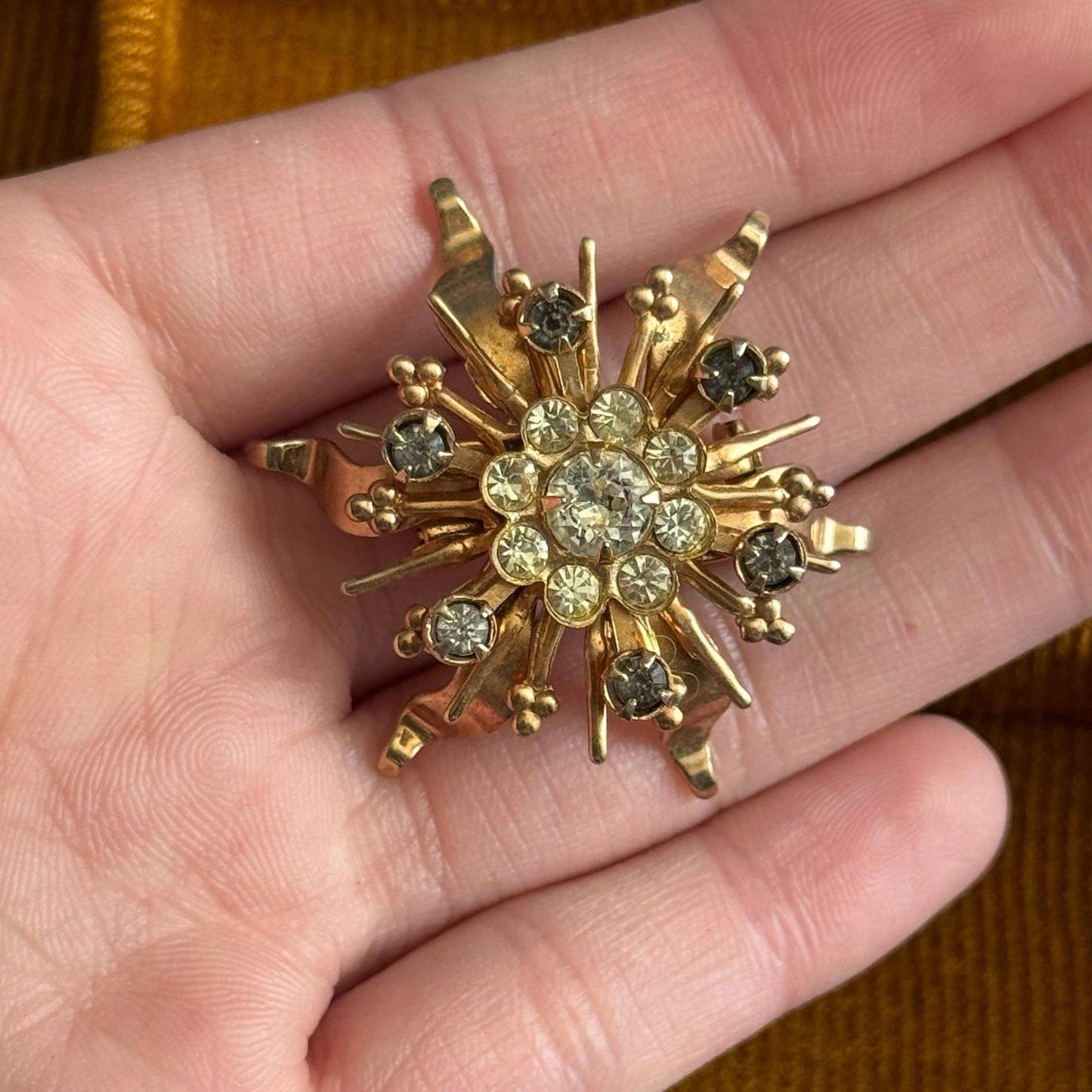 Vintage Rhinestone Starburst Sun Shaped Brooch Gold Tone brooch & pendant