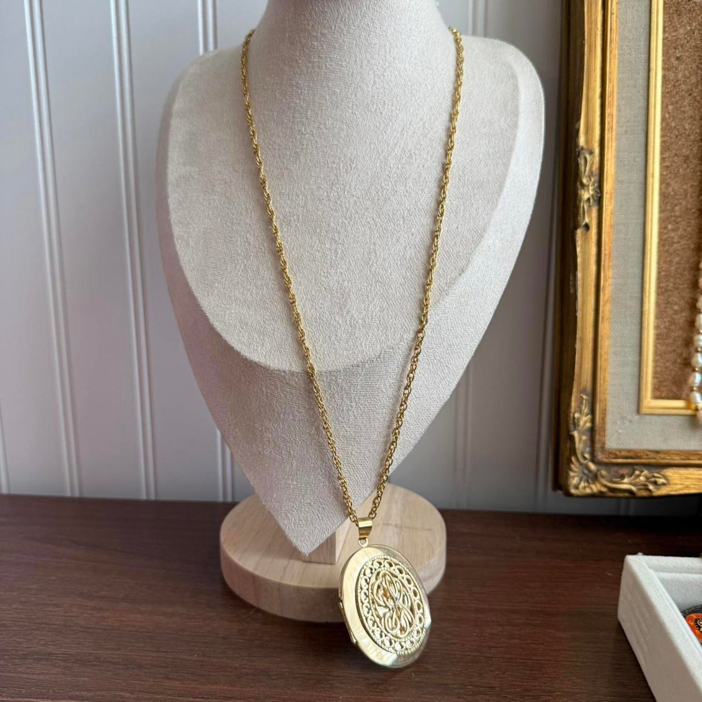 Vintage Large Gold tone locket necklace with 18" chain jewellery