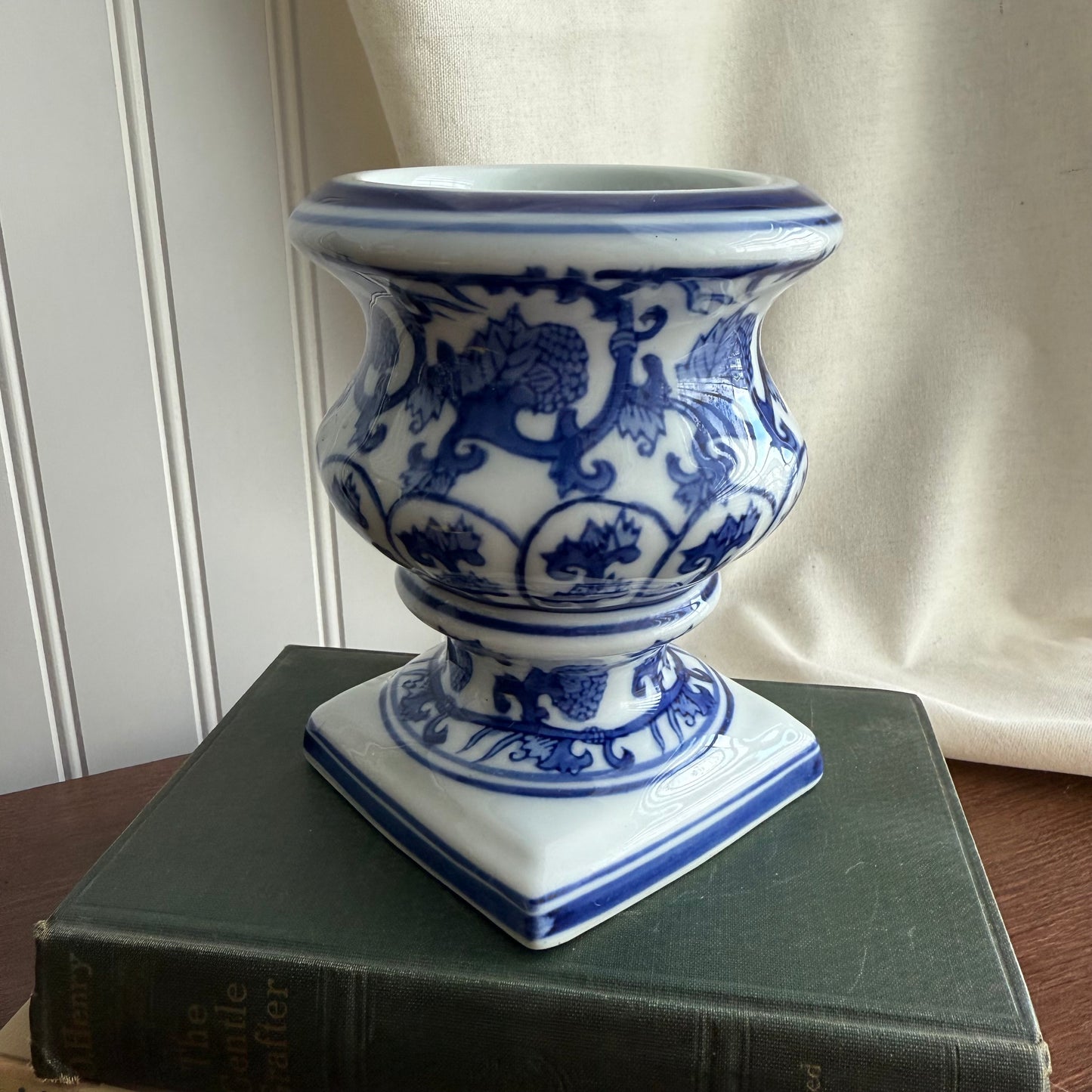 Silvestri Chinoiserie white & Blue Candle Holder pillar