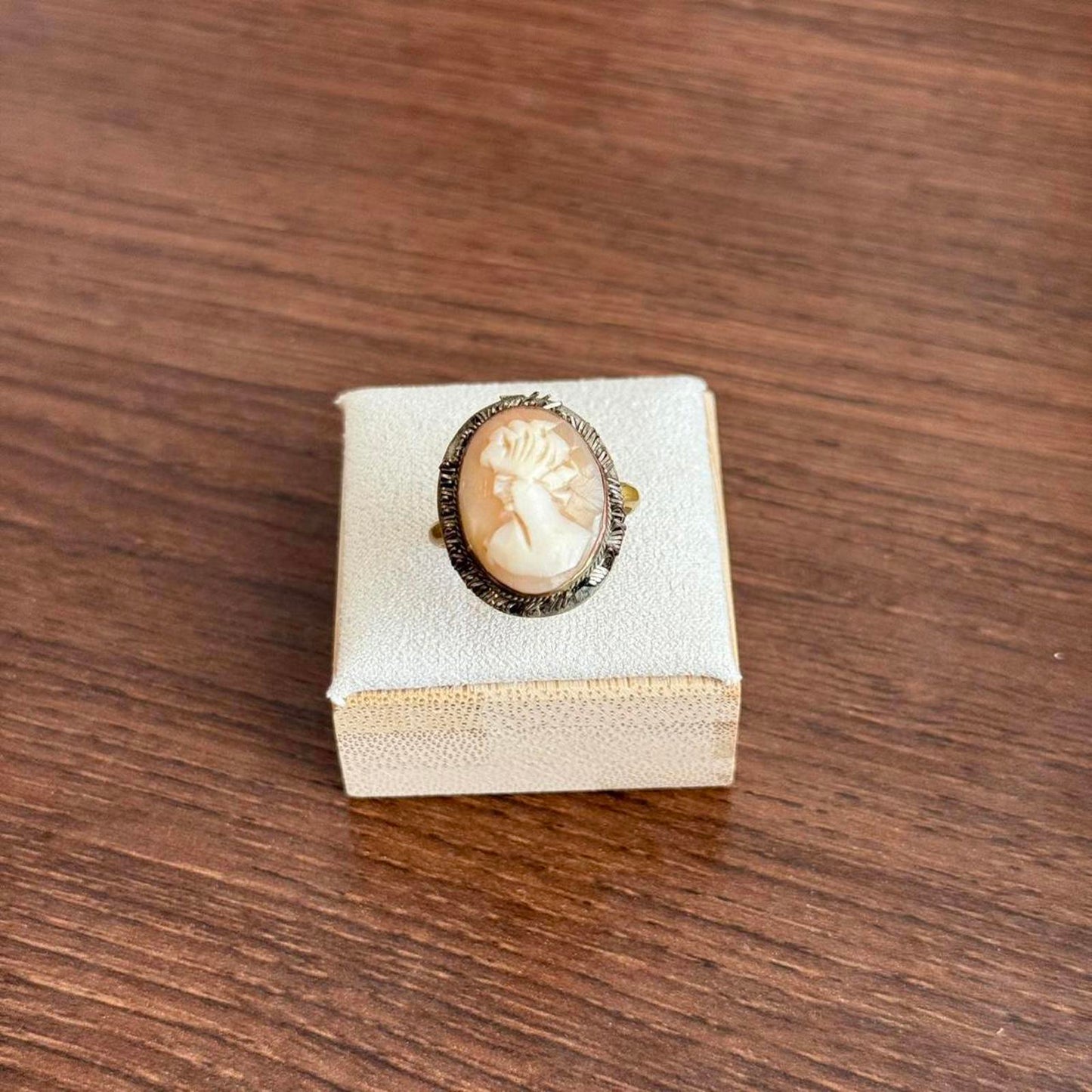 Vintage Shell Cream and brown cameo ring