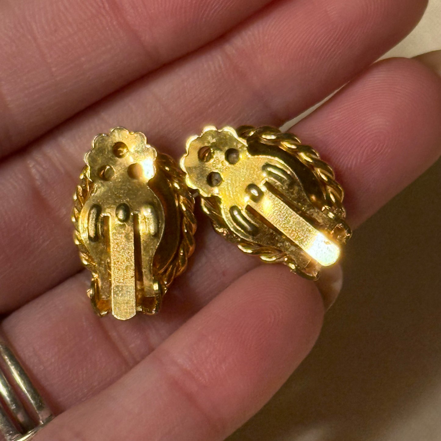 Vintage Shell Cameo Clip on Earrings