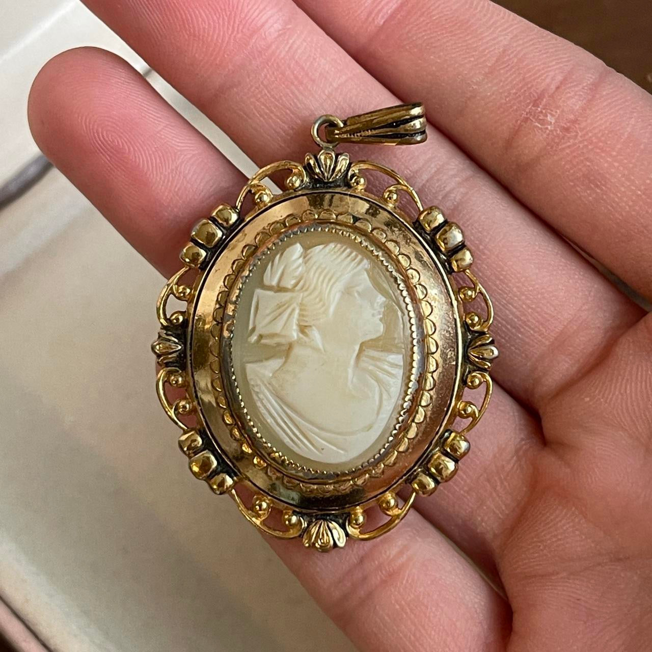 Vintage Gold plated Shell Cameo locket