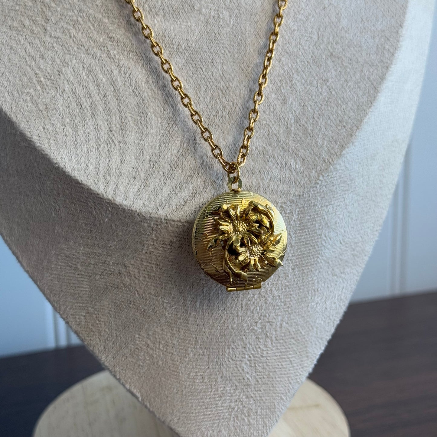 Vintage Flower Detailed gold tone Locket