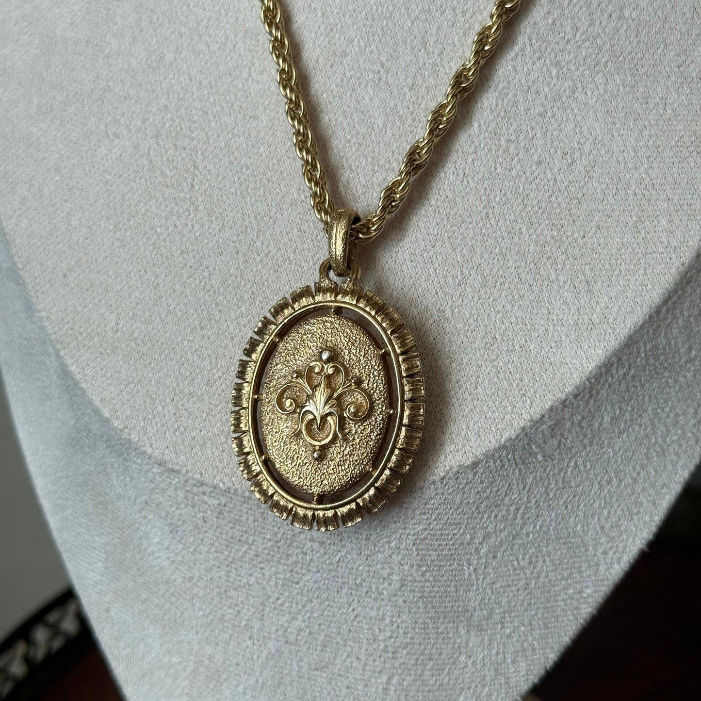 Vintage faux cameo gold tone necklace