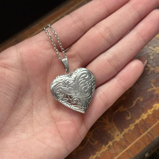 Vintage Style Silver Tone Detailed Heart Locket Necklace