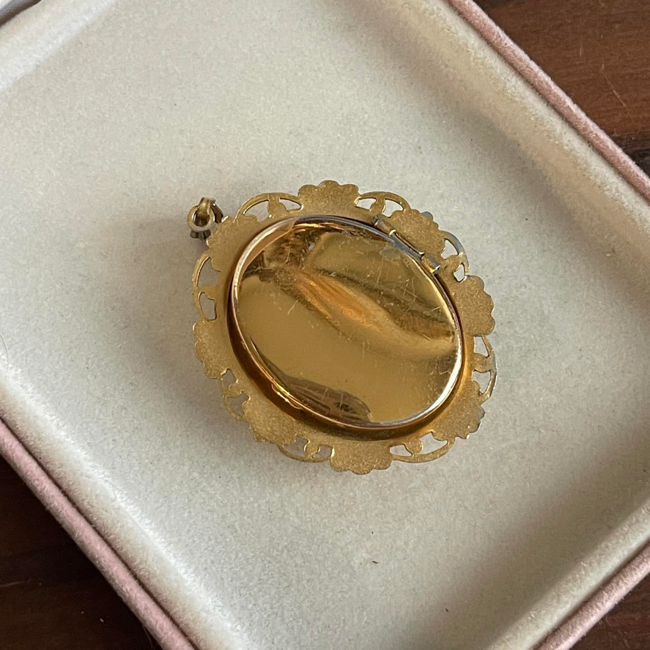 Vintage Gold plated Shell Cameo locket