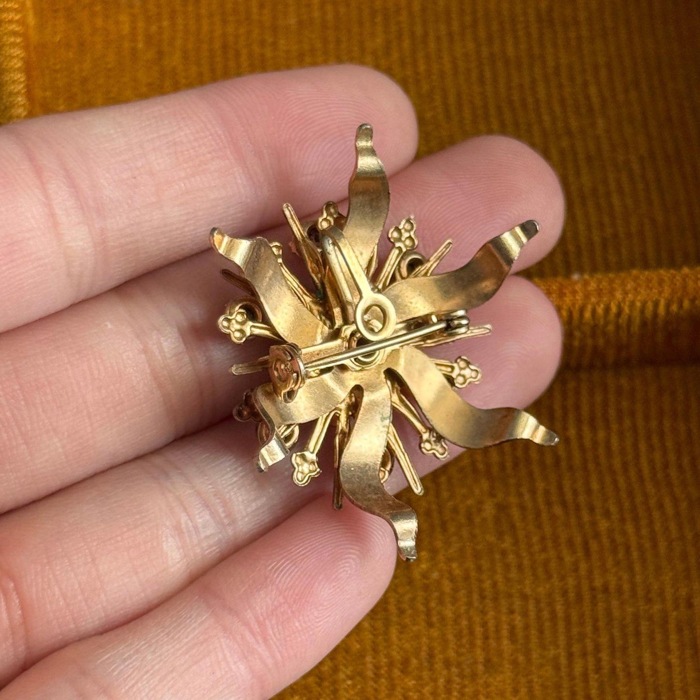 Vintage Rhinestone Starburst Sun Shaped Brooch Gold Tone brooch & pendant