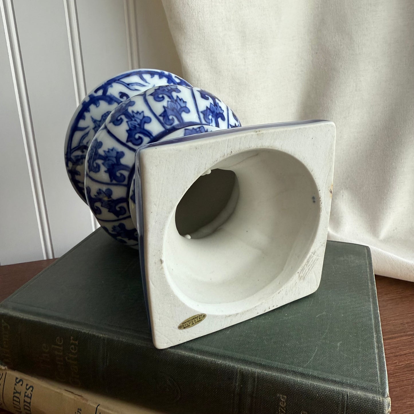 Silvestri Chinoiserie white & Blue Candle Holder pillar