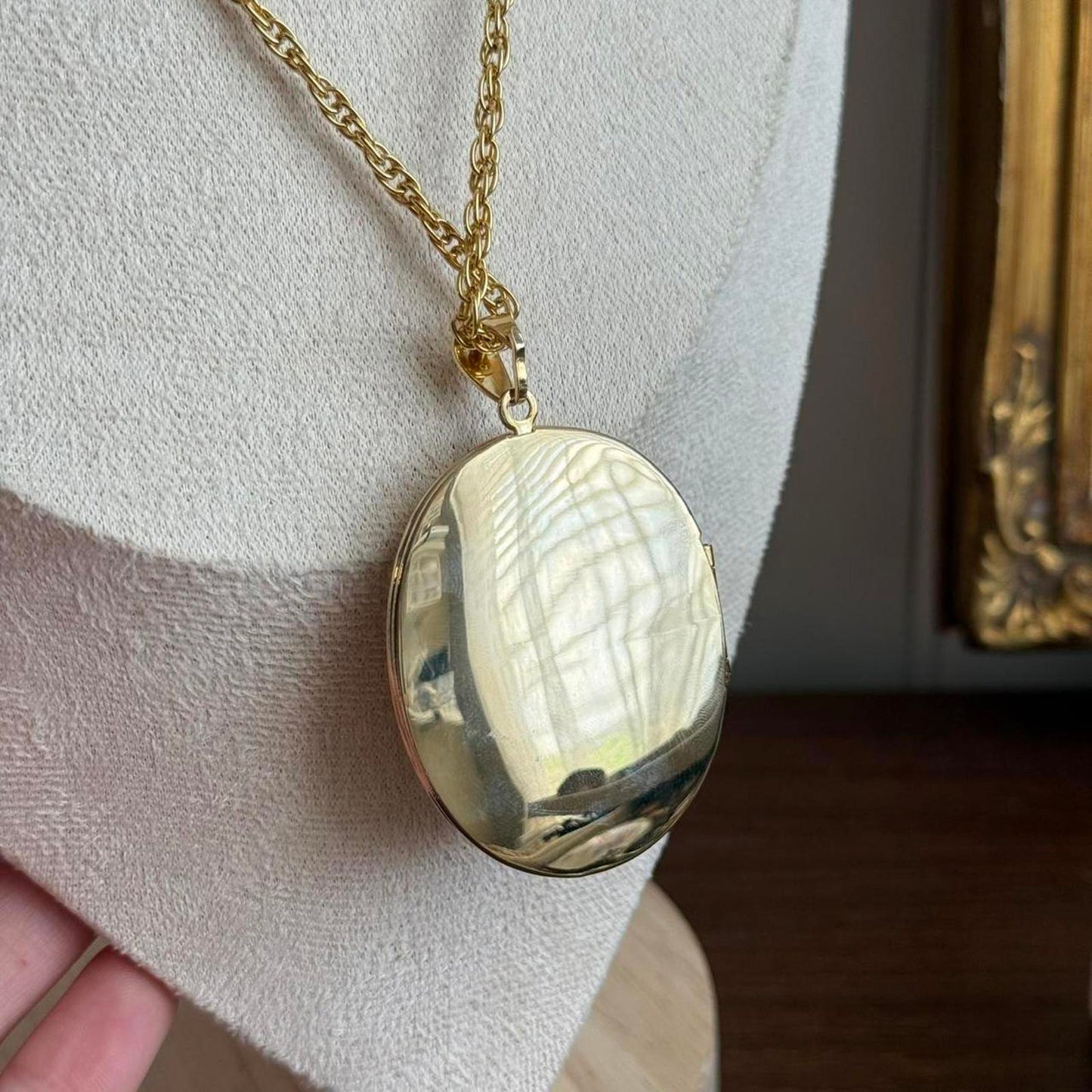 Vintage Large Gold tone locket necklace with 18" chain jewellery