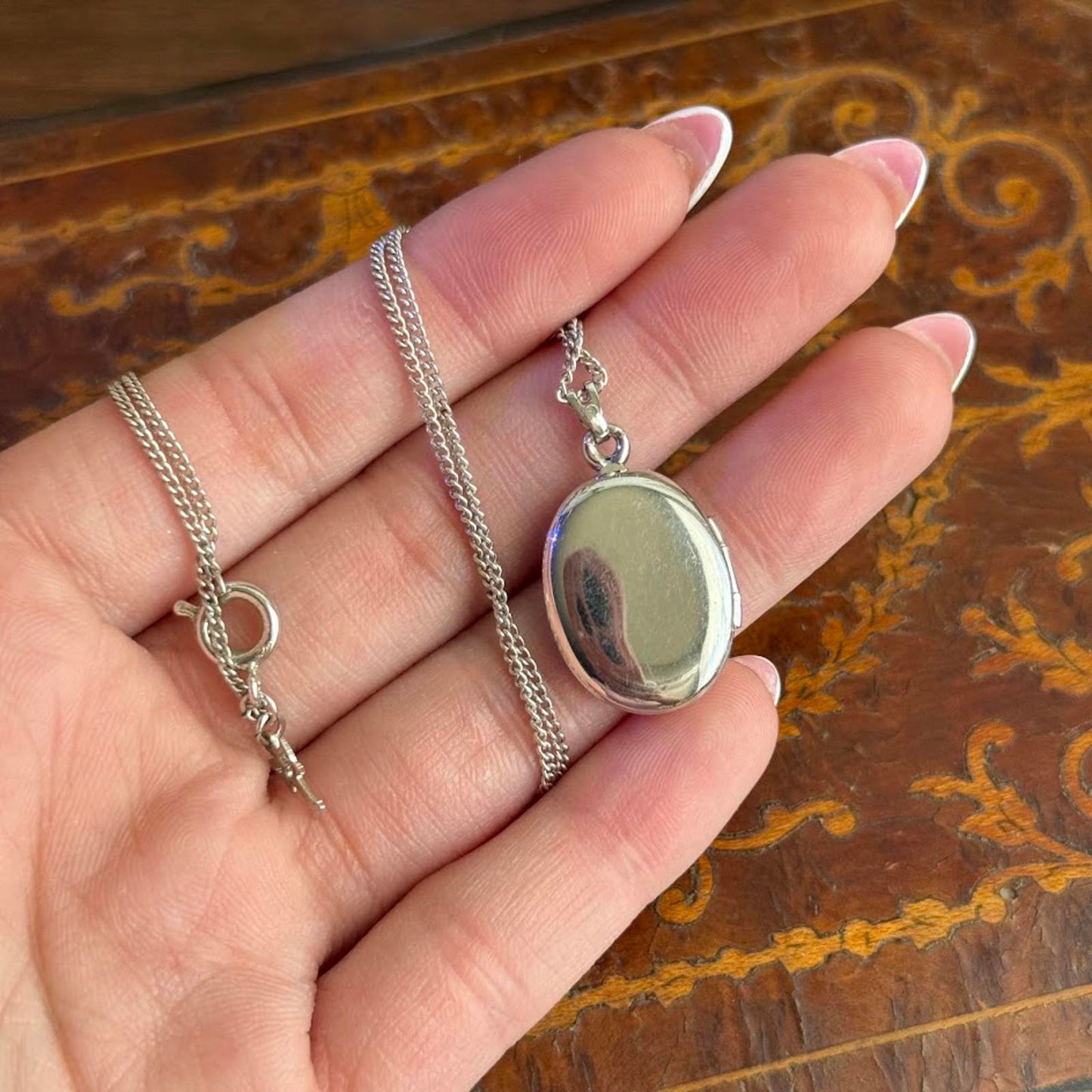 Vintage Crown Triffari Oval Locket Flowers pendant Necklace