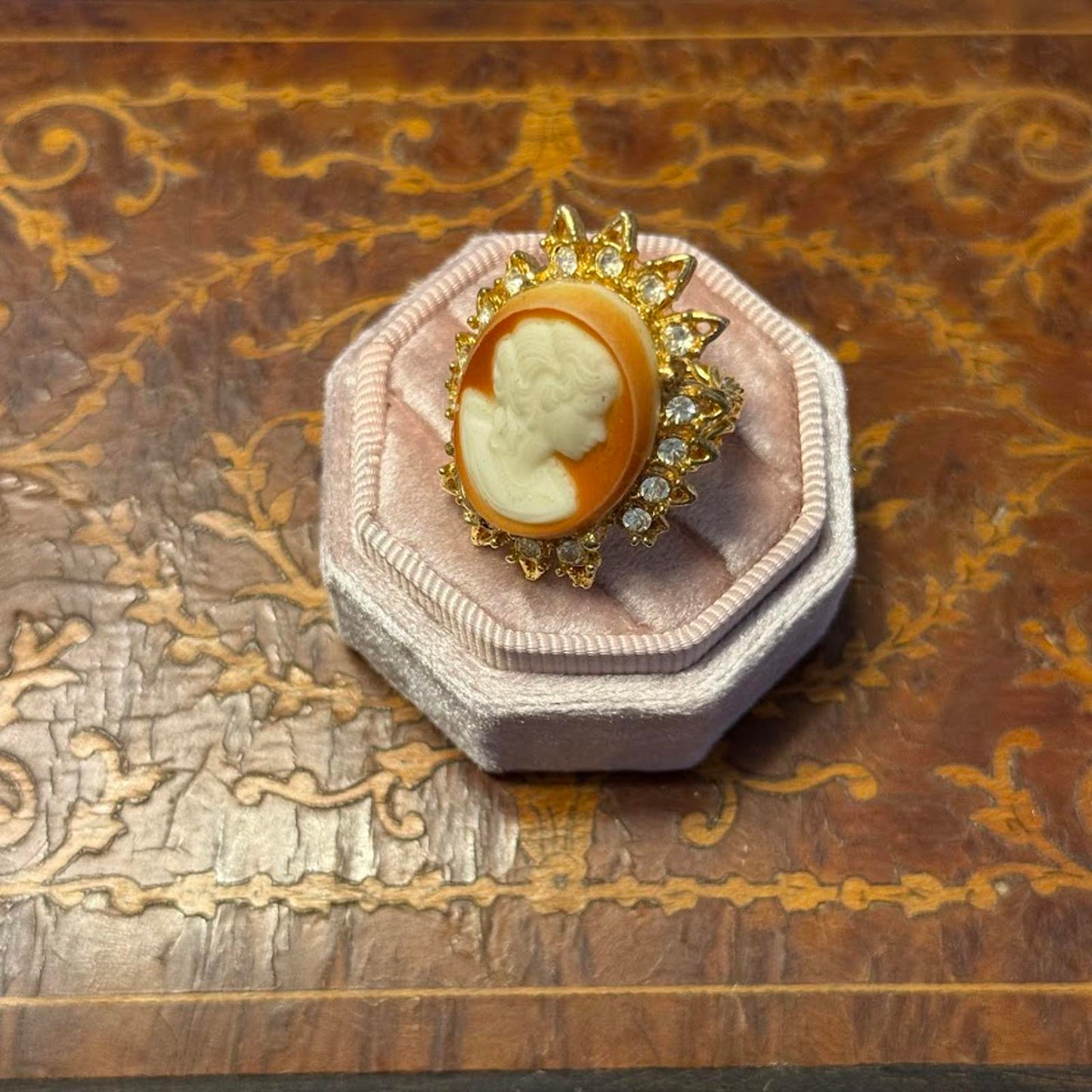 Vintage Faux Cameo glass Gold tone adjustment Ring