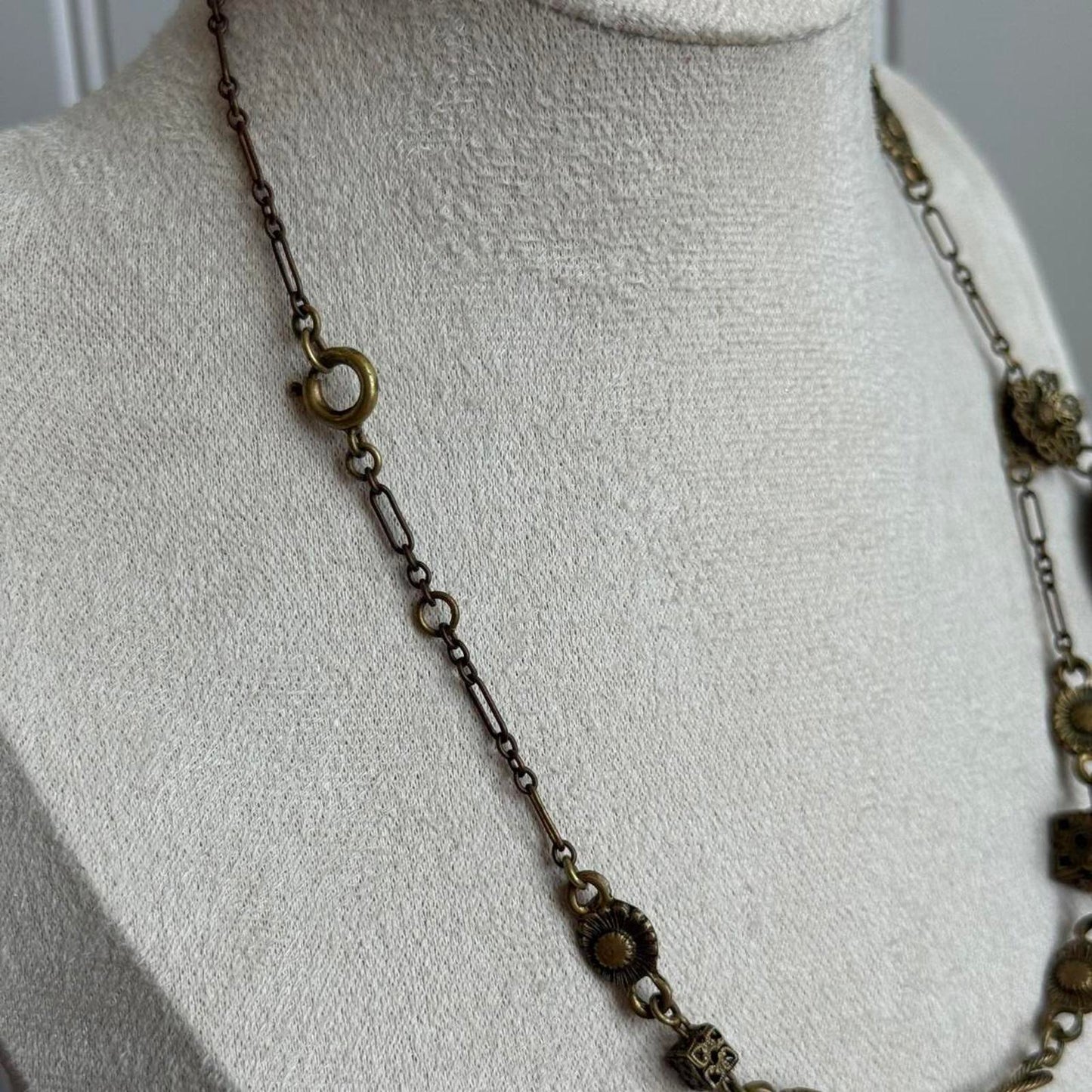 Vintage Art Deco filigree detailed necklace