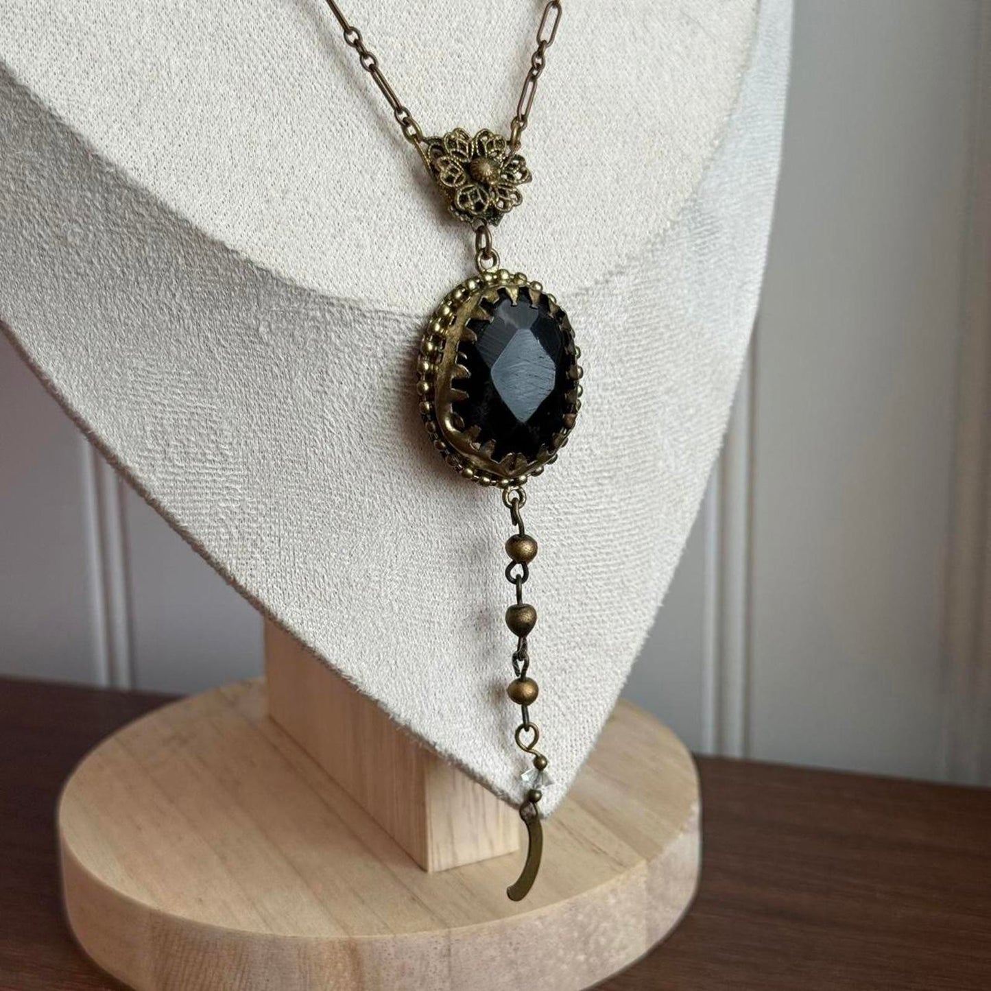 Vintage Art Deco filigree detailed necklace