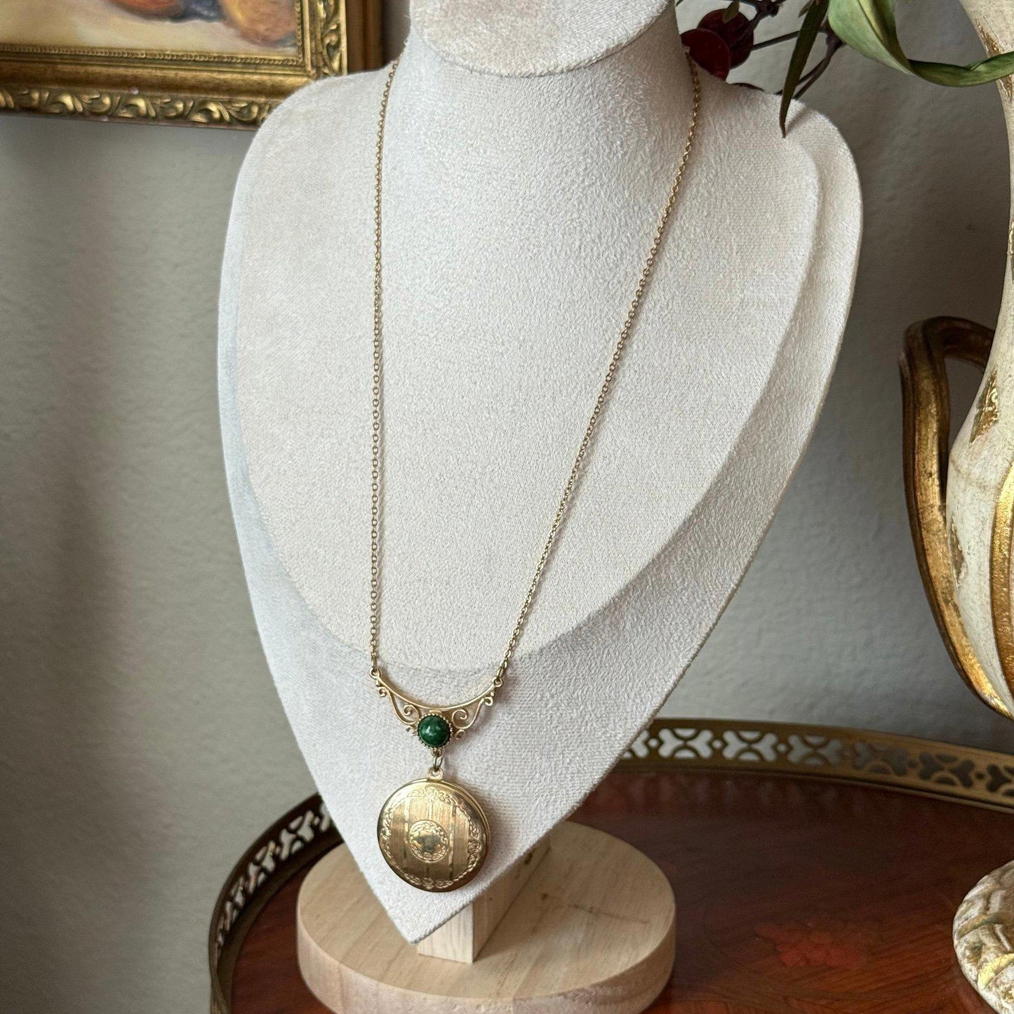 Vintage Sarah Coventry 1976 Memories Locket Green Cabochon Gold Tone Necklace