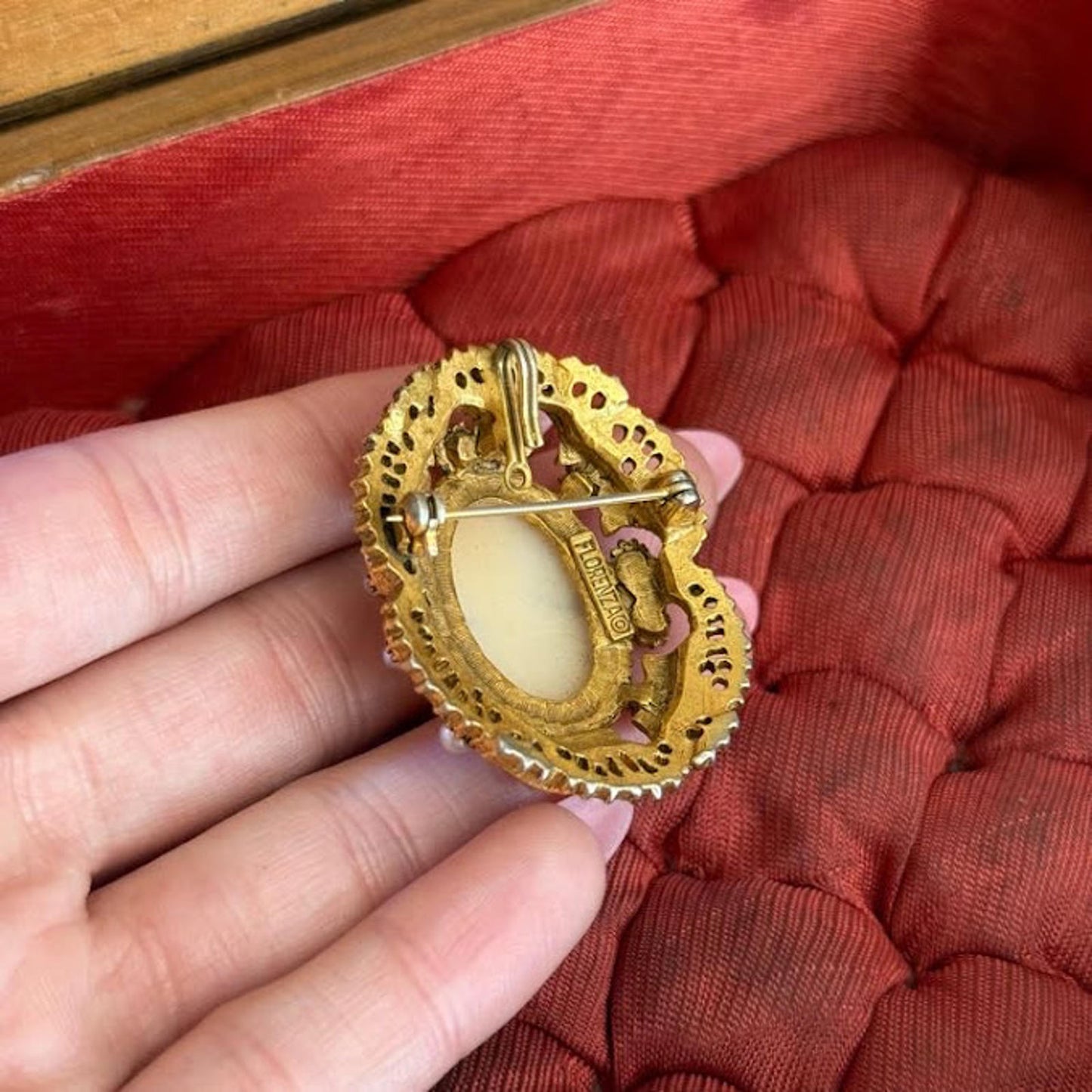 Vintage Florenza Shell Cameo Pendant Brooch