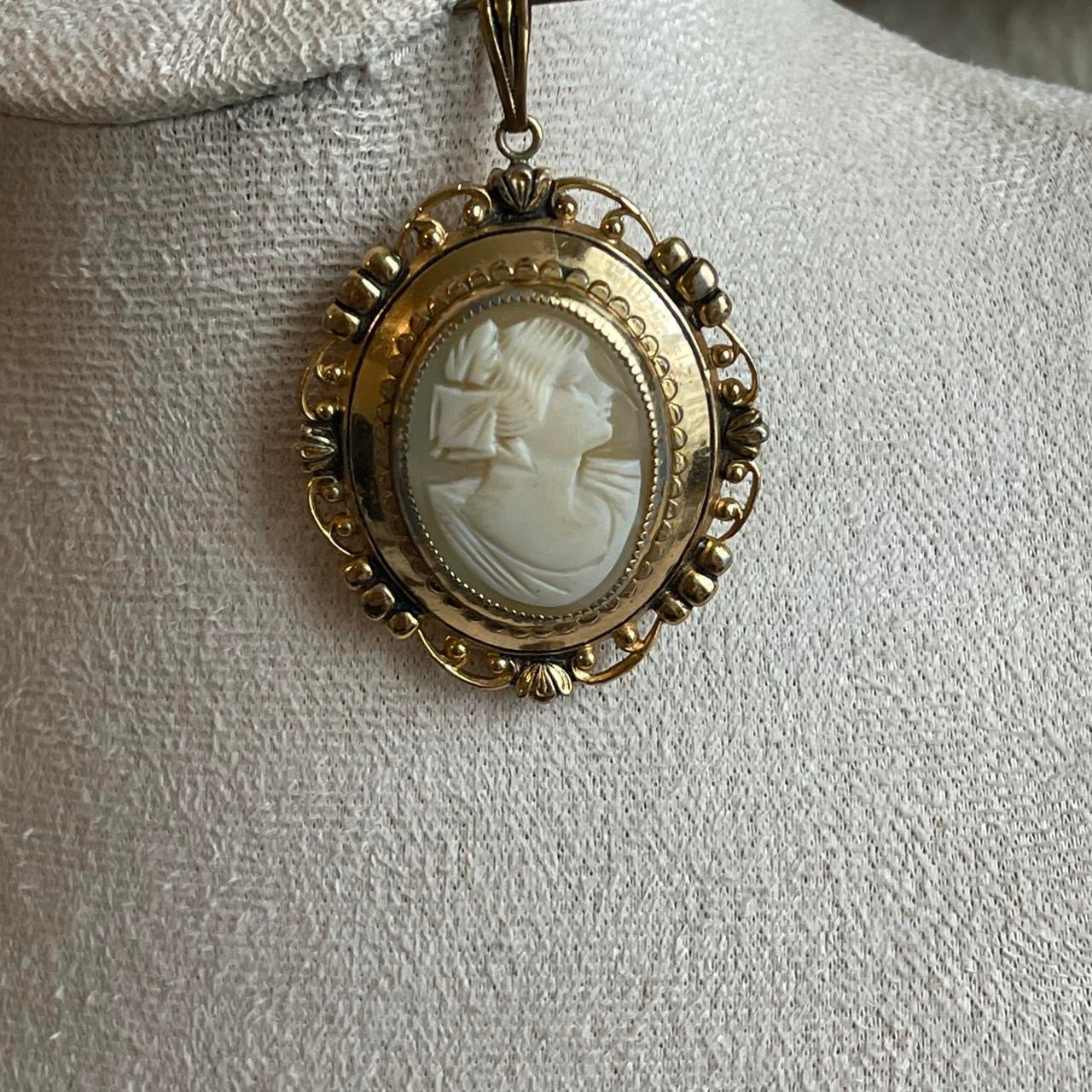 Vintage Gold plated Shell Cameo locket