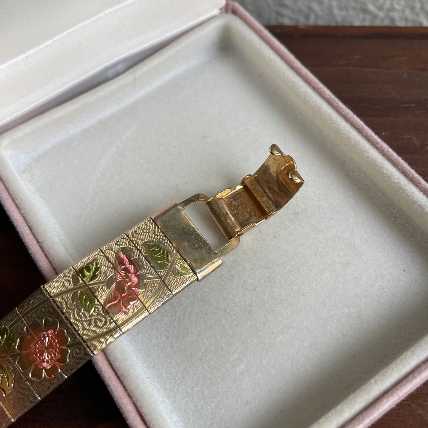 Vintage Gold Tone Floral Panels Mesh Bracelet