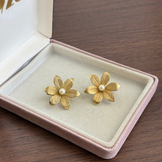 Vintage Textured Gold Tone Floral Daisy Clip On Earrings