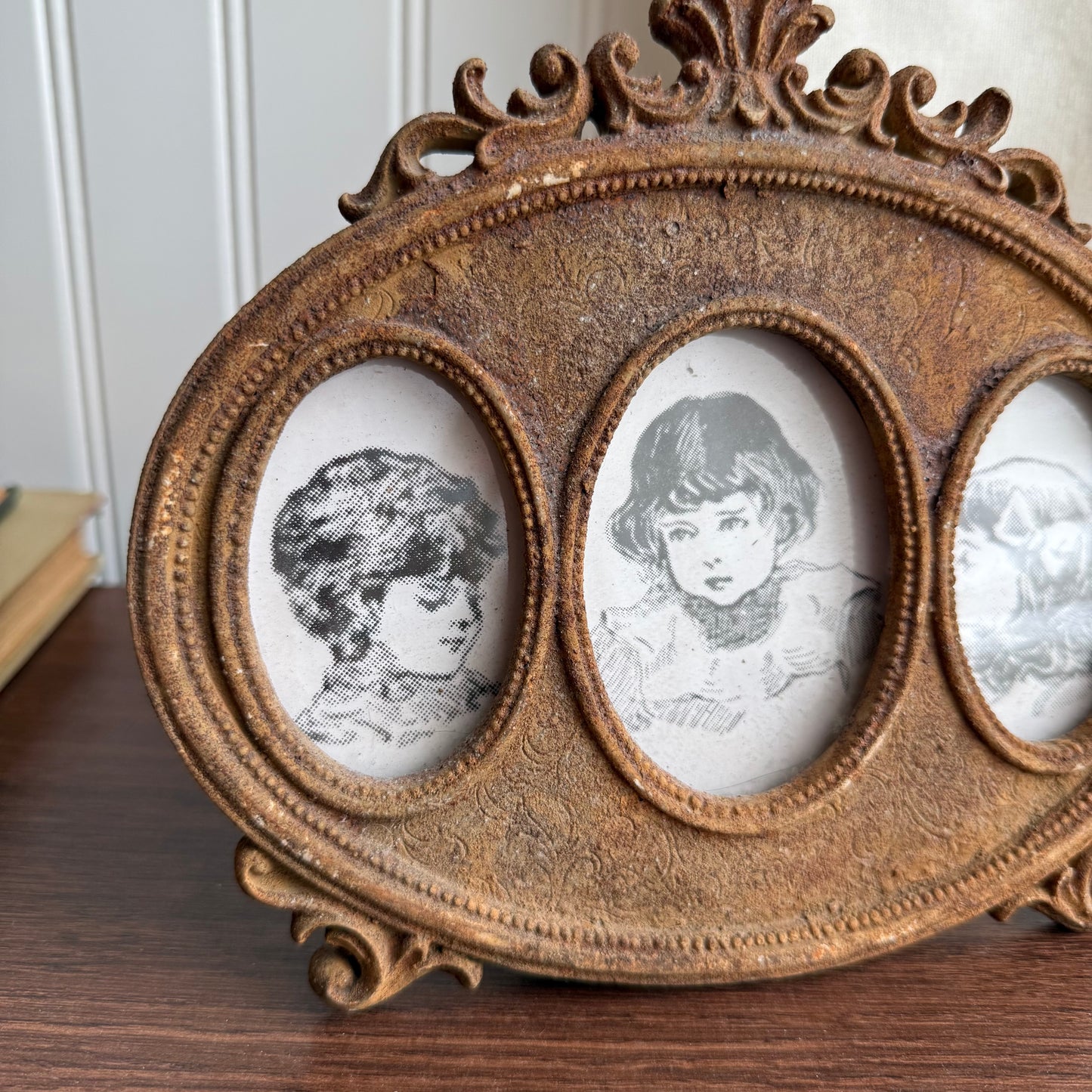 Vintage style rustic oval frame